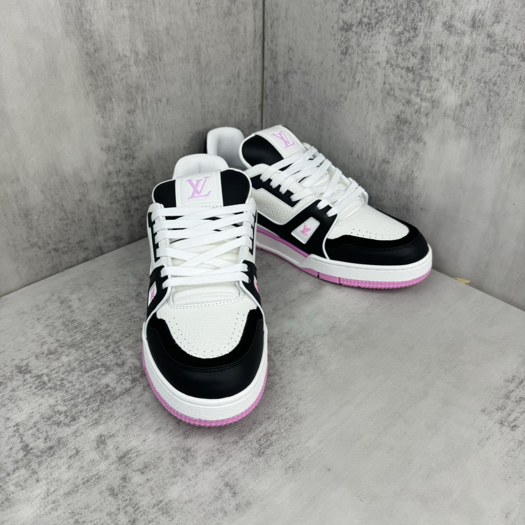 Louis Vuitton 新款上架 2084 Louis*Vuitto* LV Trainer 最新款 大底和面料私模 绝对下血本费心思的一款鞋子 自Vifgil到来之后而设计的这一系列 每一季度都深受众多粉丝的青睐 TPU 大底 包装