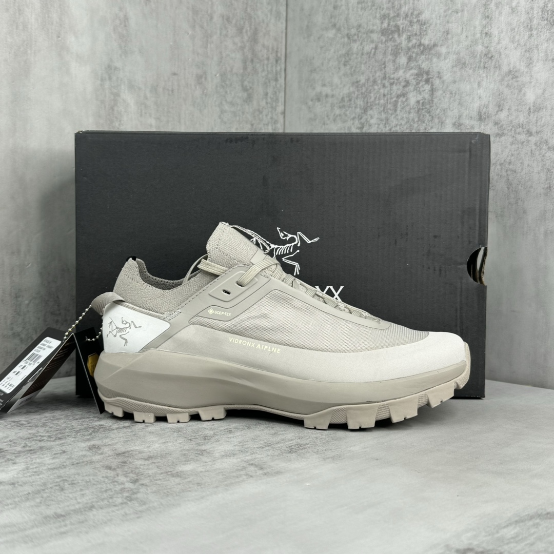 NO:408640,The new Arcteryx Vertex Alpine Comfortable, non-slip and wear-resistant aeriosflgtx shoes are inspired by long-distance outdoor running shoes. Suitable for fast and light hiking on changing terrain, comfortable and supportive, giving you confidence. The design blends with the feet to minimize friction. Gore-tex protective film mesh sand, using gore invisiblefit technology, is lighter and more comfortable. Agile, stable and confident on technical routes comes from vibram megagrip outsole, compressed eva insole and integrated tpu. Size 39-44, casual shoes/sports shoes, loro pianaarc'teryx, sneakers19860909新款上架 Arcteryx始祖鸟 Vertex Alpine 舒适 防滑耐磨 aeriosflgtx鞋受到长途野外跑步鞋的启发 适合在变化的地形上进行快速轻快的徒步旅行穿着,舒适而有支撑性,使您充满信心.该设计与脚部融为一体,可最大限度地减少摩擦,gore-tex保护膜网砂,采用gore隐形适体(invisiblefit)技术,更轻薄舒适.敏捷、稳定和技术路线上的自信源于vibram megagrip外底、压缩eva内底以及一体的tpu.尺码39-44,休闲鞋/运动鞋,loro pianaarc'teryx,sneakers,Women's Shoes