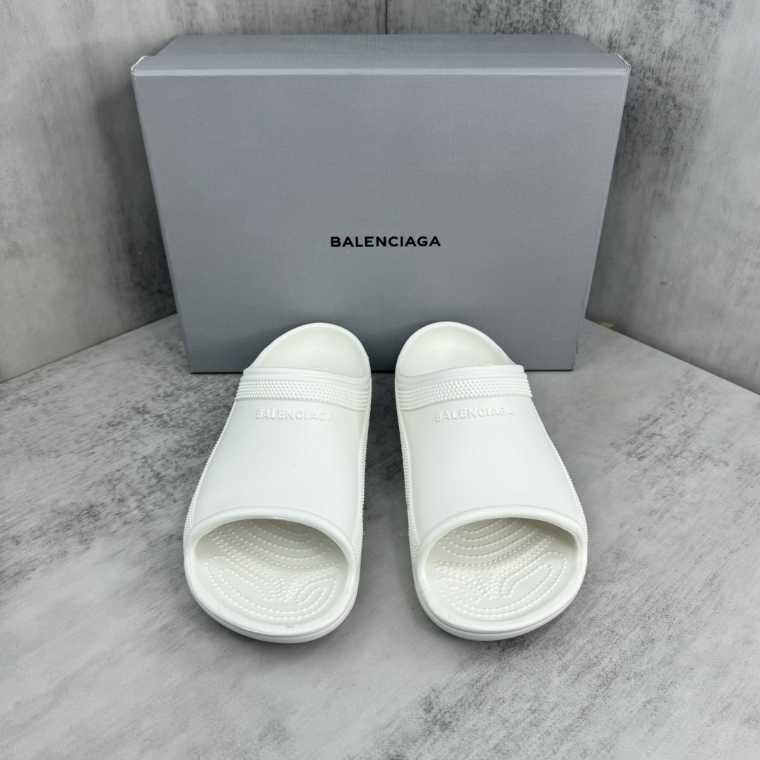 NO:237025,New model is available on the shelves BALENCIAGE Sandals Original 1:1 restored, single-size single-mode, suitable size, full of comfort, consistent with the heel and original version, all uppers are grained, sole pattern, full of detail, original upper open mold EVA rubber and plastic integral molding Size 39-45, slippers, balenciaga, balenciaga, slippers19860909新款上架 BALENCIAGE 巴黎世家凉拖 原版1:1还原,单码单模,大小合适,舒适度满满,后跟和原版一致有码标,所有鞋面颗粒感,鞋底纹路,细节感拉满 鞋面原版开模EVA橡塑一体成型 码数男39-45,拖鞋,balenciaga,balenciaga,slippers,Women's Shoes