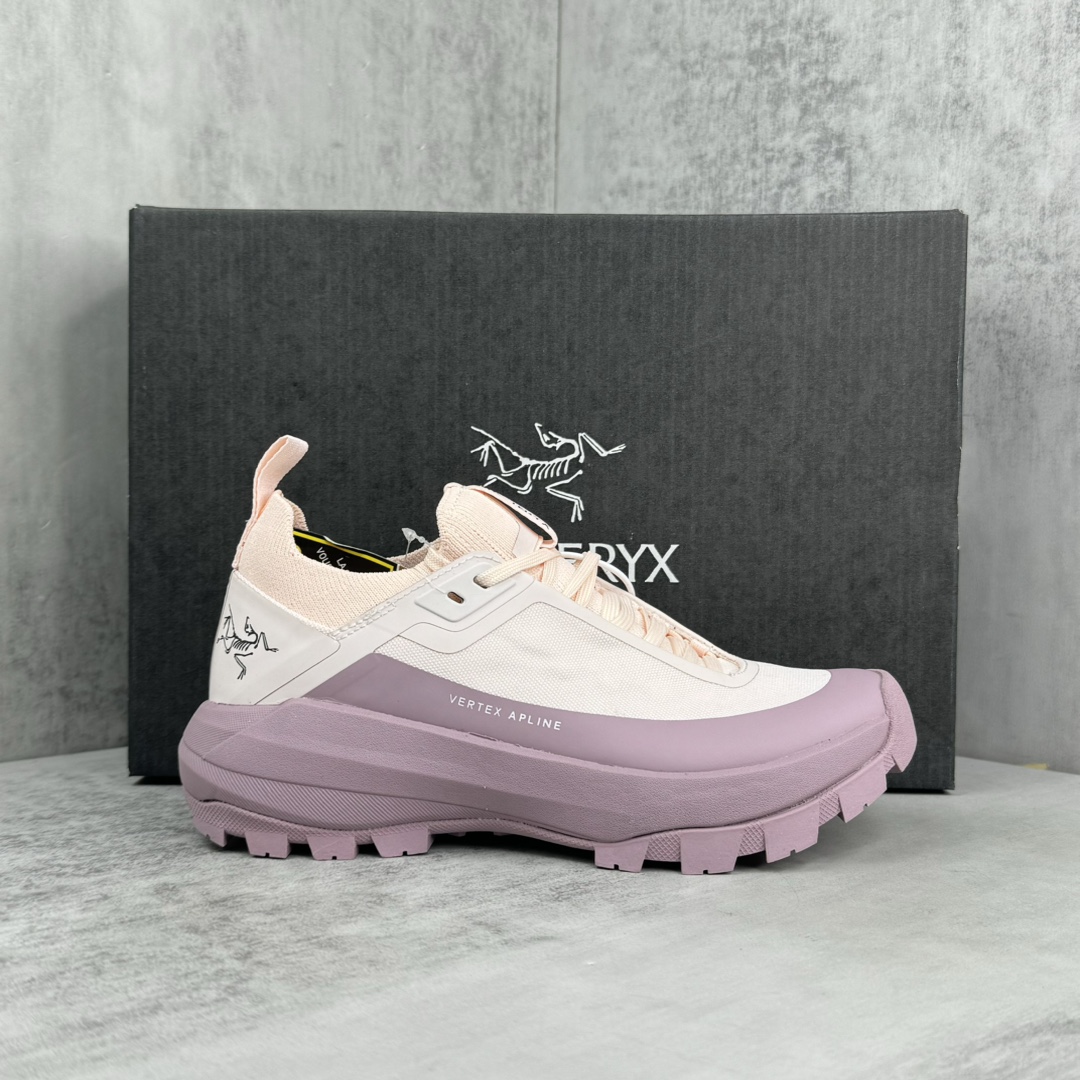 NO:408643,The new Arcteryx Vertex Alpine Comfortable, non-slip, wear-resistant aeriosflgtx shoes are inspired by long-distance outdoor running shoes. Suitable for fast and light hiking on changing terrain, comfortable and supportive, giving you confidence. The design blends with the feet to minimize friction, gore-tex protective film mesh sand, using gore invisiblefit technology, thinner and more comfortable. Agile, stable and confident on technical routes comes from vibram megagrip outsole, compressed eva insole and integrated tpu. Size 36-39, casual shoes/sports shoes, loro pianaarc'teryx, sneakers19860909新款上架 Arcteryx始祖鸟 Vertex Alpine 舒适 防滑耐磨 aeriosflgtx鞋受到长途野外跑步鞋的启发 适合在变化的地形上进行快速轻快的徒步旅行穿着,舒适而有支撑性,使您充满信心.该设计与脚部融为一体,可最大限度地减少摩擦,gore-tex保护膜网砂,采用gore隐形适体(invisiblefit)技术,更轻薄舒适.敏捷、稳定和技术路线上的自信源于vibram megagrip外底、压缩eva内底以及一体的tpu.尺码36-39,休闲鞋/运动鞋,loro pianaarc'teryx,sneakers,Women's Shoes