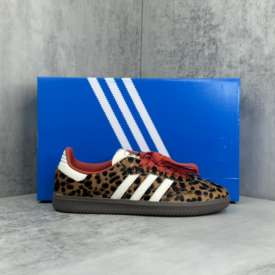 NO:228676,New model is available Addis Original Samba OG Retro Samba Shoes This samba shoes showcases high quality craftsmanship Super lock sewing with decorative ultra lock sewing and seamless feel Soft, soft leather shape and iconic 3 stripes complete a delicate look Regular fit laces Suede insoles on the upper Rubber sole Enjoy the soft orthodontic sleeve (real horsehair version) Item number JI2734 Size 35.5 36 36.5 37 38 38.5 39 40 40.5 41 42 42.5 43 44 45, casual shoes/sneakers, manolo blahnik, sneakers19860909新款上架 Addis Original Samba OG 复古桑巴板鞋 这款桑巴鞋展示了高质量的工艺 带有装饰的超锁缝制和无缝的手感 柔软、柔软的皮革造型和标志性的3条纹完成了精致的外观 正规合身鞋带 鞋面上有绒面鞋垫 橡胶鞋底 享受正畸套筒软感（真马毛版本） 货号JI2734 尺码35.5 36 36.5 37 38 38.5 39 40 40.5 41 42 42.5 43 44 45,休闲鞋/运动鞋,manolo blahnik,sneakers,Women's Shoes