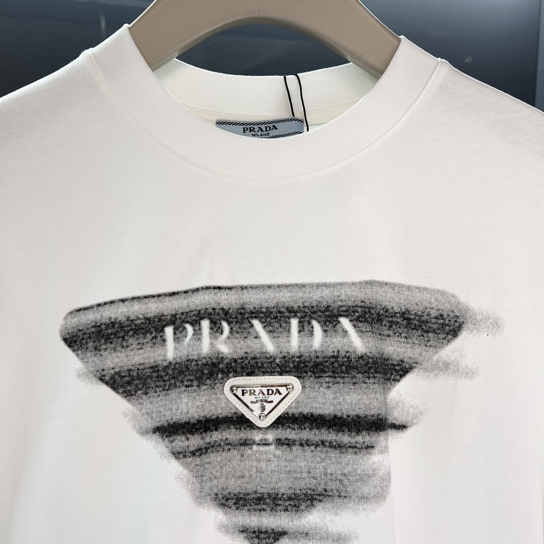 SS春夏Pr*daMilano标识圆领短袖T恤OS设计裁剪,兼具个性时尚范儿,与生俱来的不平凡.单穿内搭
