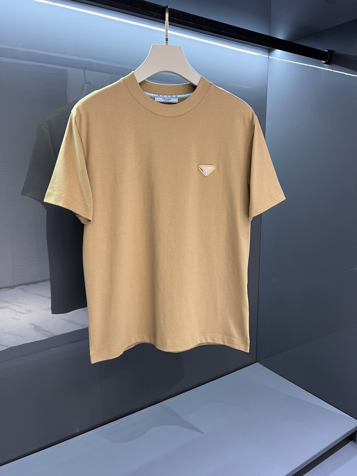新品OS版型2024夏季新品Pr*da男士圆领短袖T恤OS设计裁剪,兼具个性时尚范儿,与生俱来的不平凡.