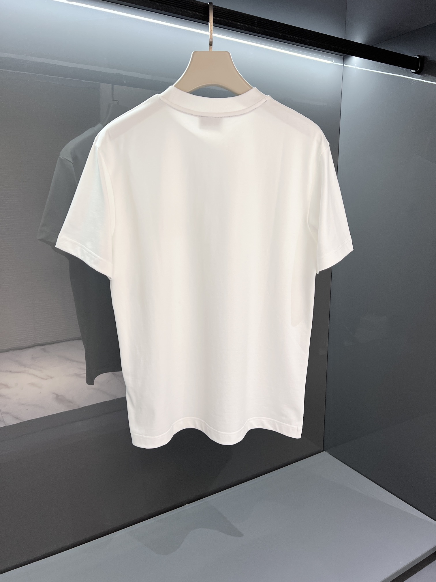 新品2024SS春夏新品Mon*ler男士圆领短袖T恤修身效果更为简约利落,为时尚造型增添一抹独特风采.