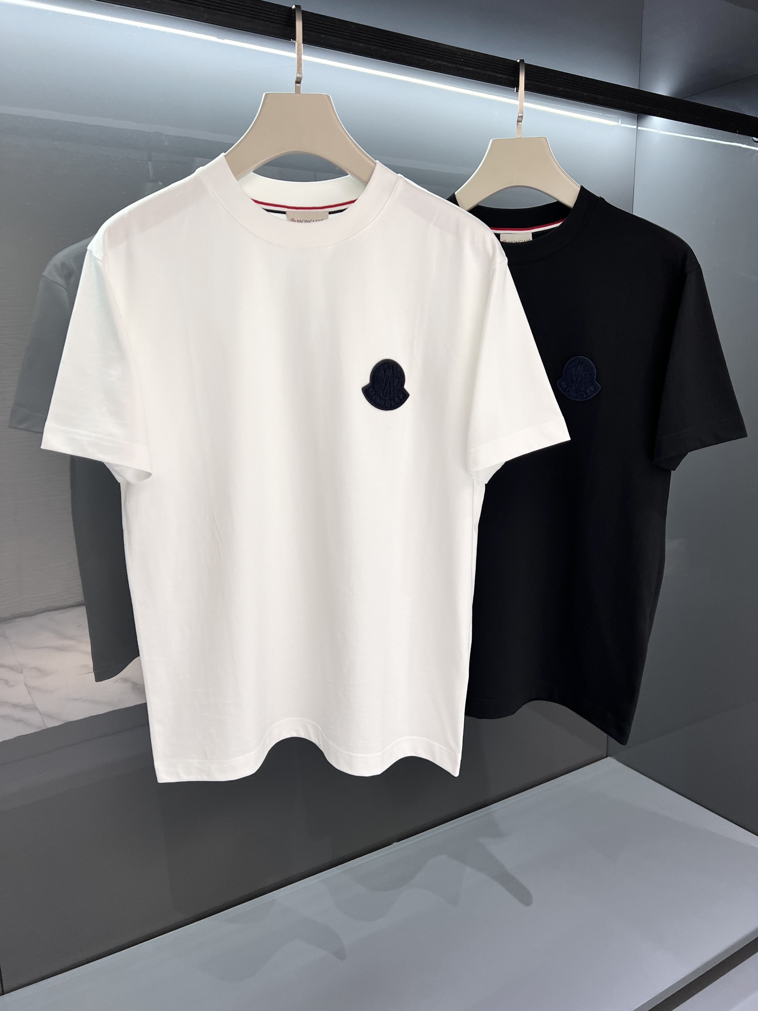 新品2024SS春夏新品Mon*ler男士圆领短袖T恤修身效果更为简约利落,为时尚造型增添一抹独特风采.