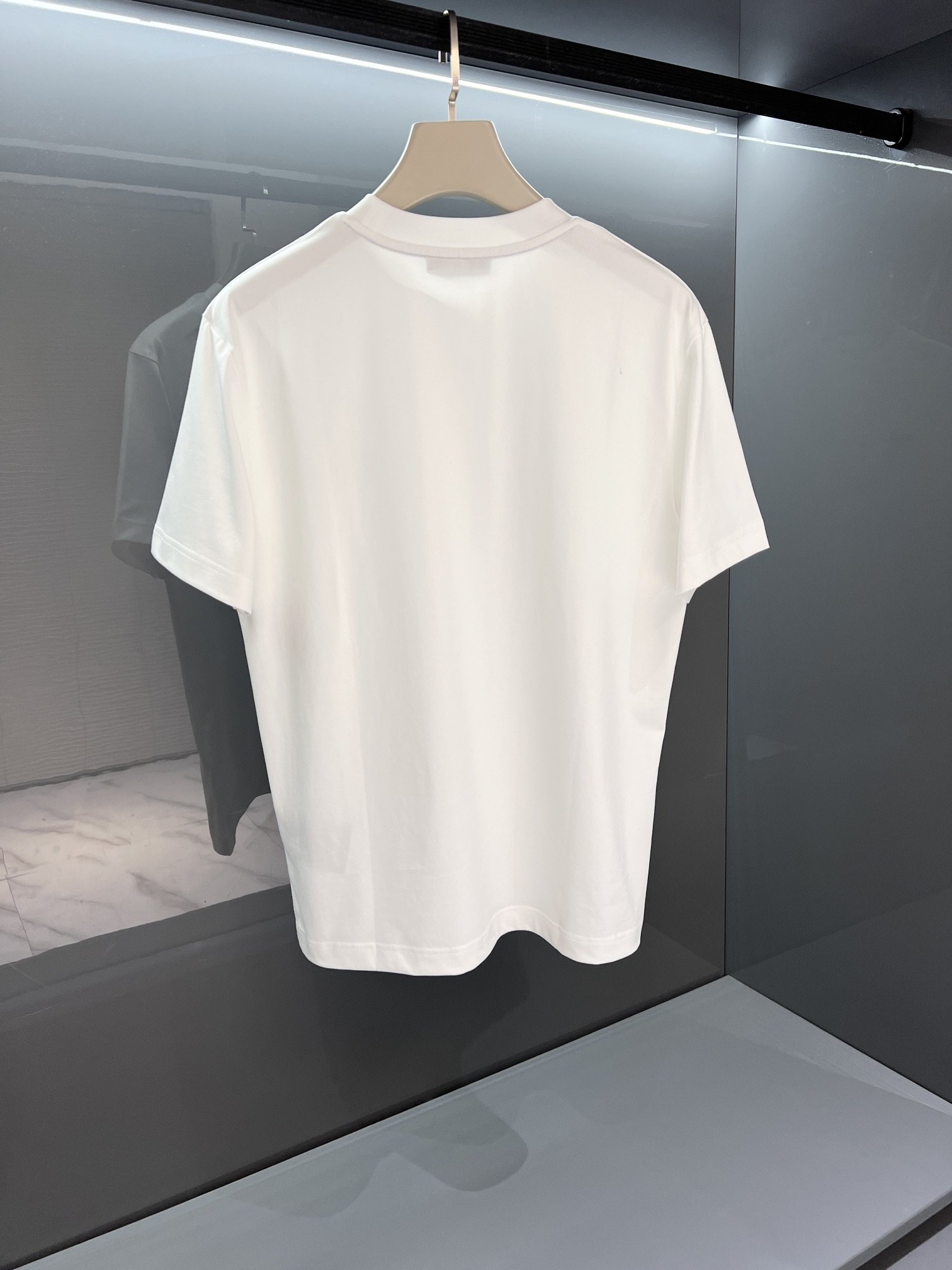 新品OS版型2024夏季新品Pr*da男士圆领短袖T恤OS设计裁剪,兼具个性时尚范儿,与生俱来的不平凡.