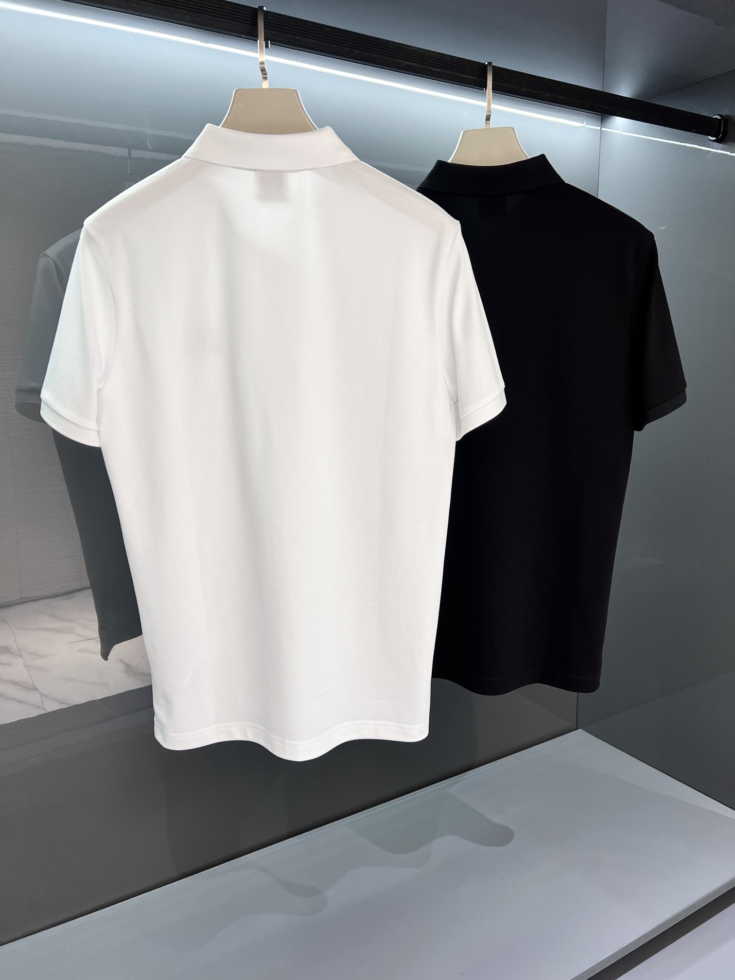 新品柜台同步代购品BUR贸易渠道,细节感和设计感几乎完美呈现.色泽质感兼具的休闲新季潮流马球Polo衫.