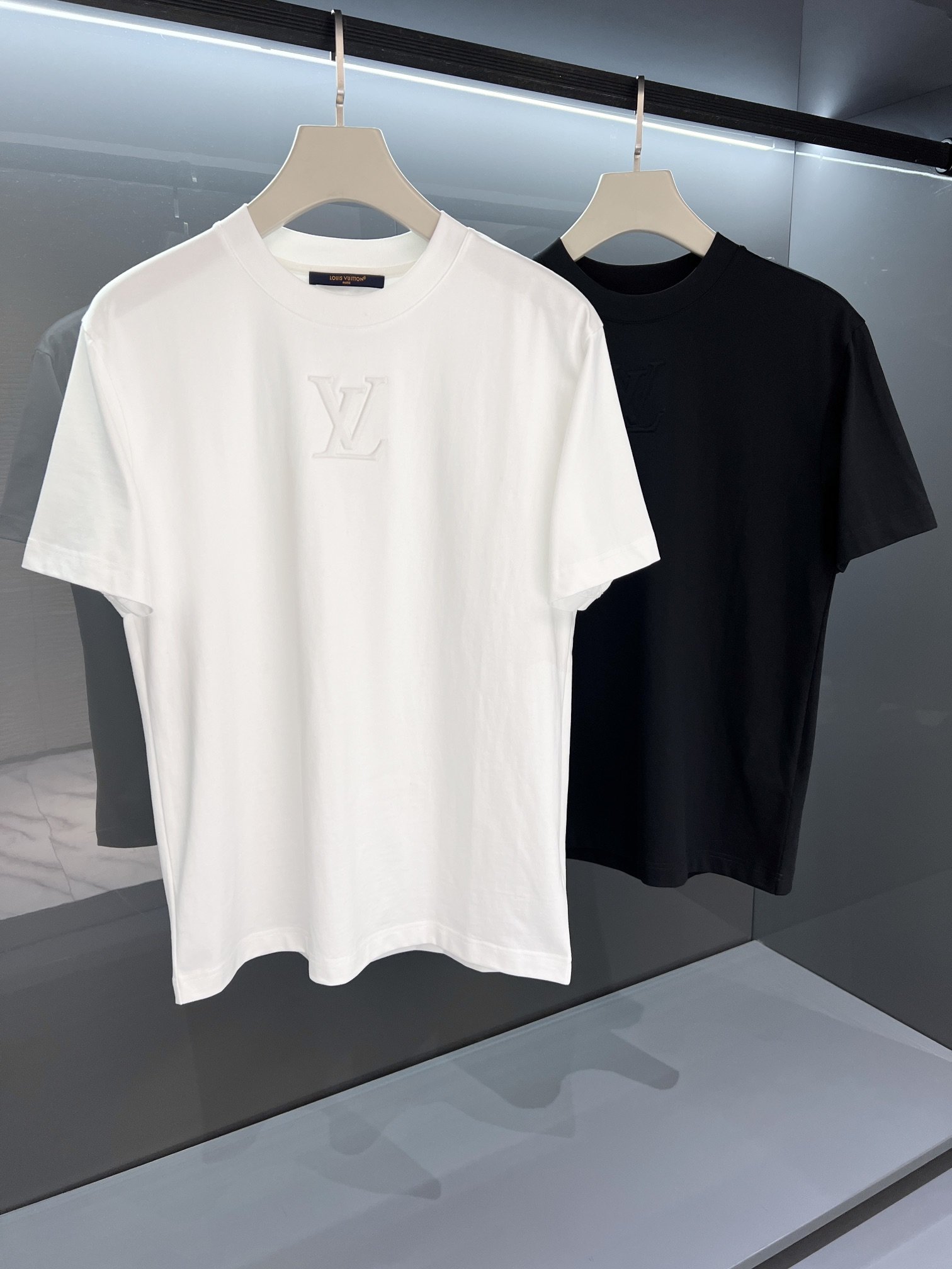 新品2024SS春夏V登3D压花字母标识短袖T恤简约的时尚元素设计凸显精简,隶属今夏高颜值单品.客供优质
