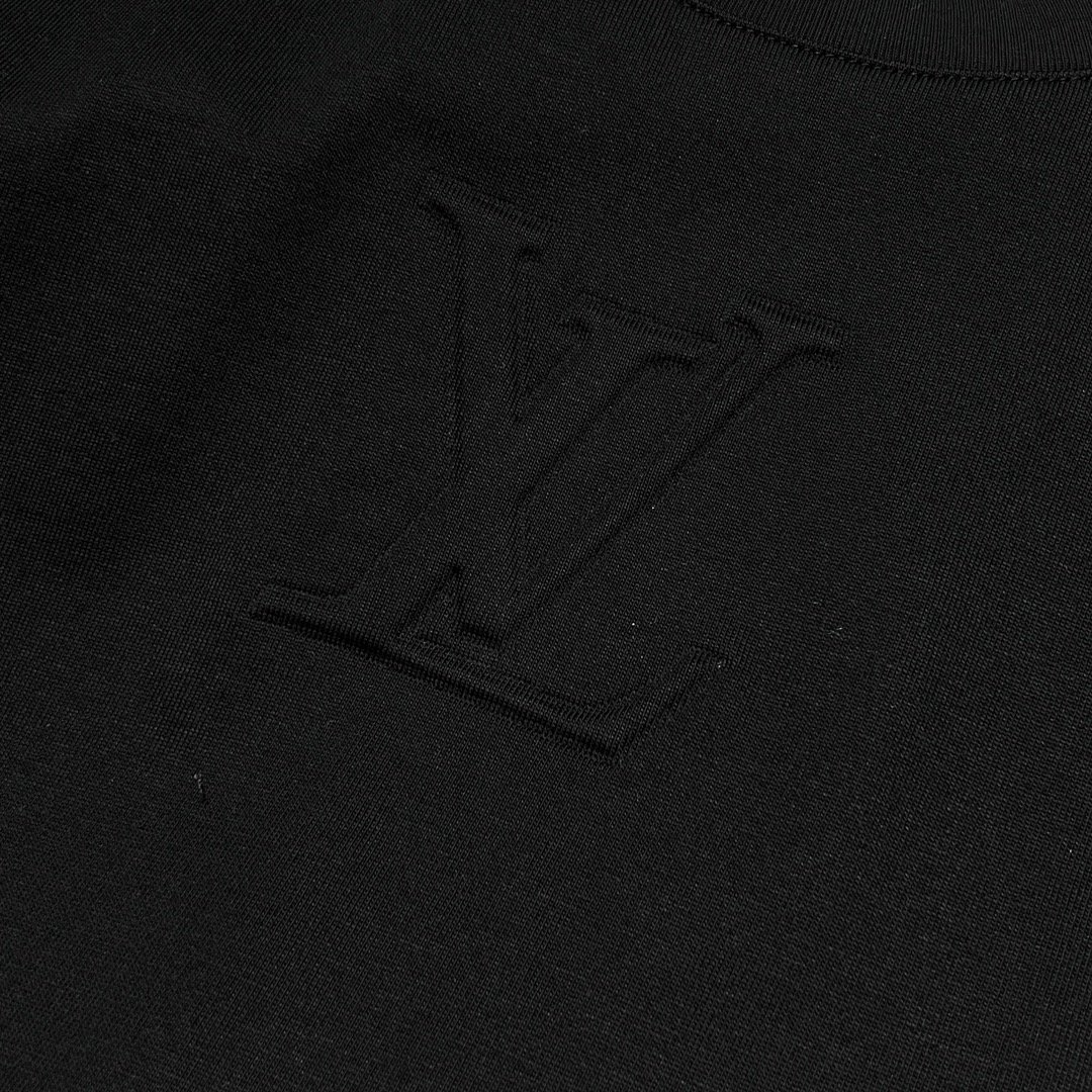 新品2024SS春夏V登3D压花字母标识短袖T恤简约的时尚元素设计凸显精简,隶属今夏高颜值单品.客供优质