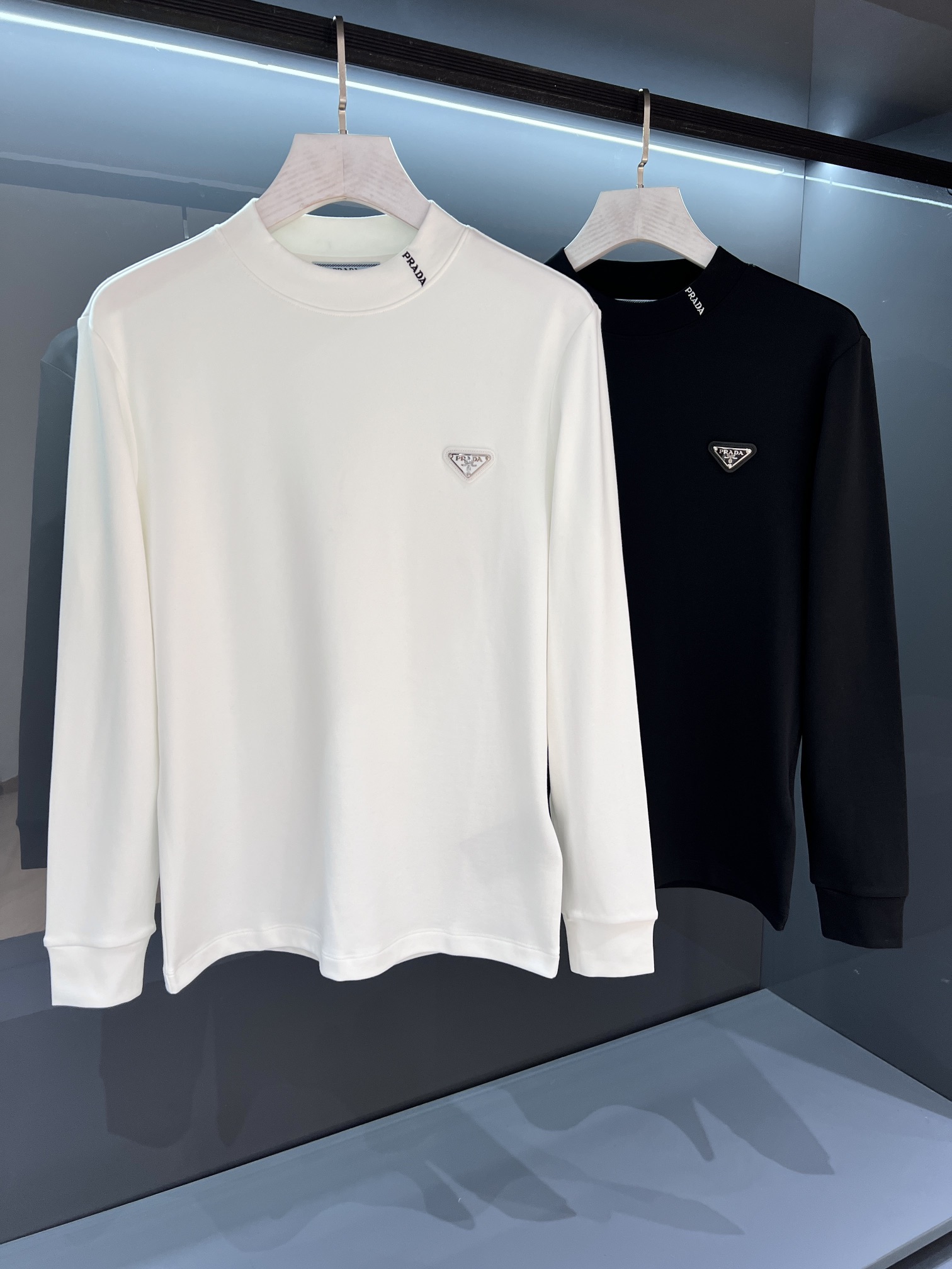 NO:516789,[New Product] Small neckline letters 2025SS Autumn and Winter PR*DA men's semi-high collar thickened plush long-sleeved base shirt is released simultaneously on the counter, with high fine luxury quality and super light luxury. The new collar circle embellishment woven elements have the latest fashion temperament and charming charm. Knitted cotton fabric is made through three-dimensional diamond pressing technology to fully express the feeling of wear. The texture is comfortable, the detail and soft touch are invincible. The badge does not need to be explained deliberately. The masterpiece of the original embroidery craft of the instrument needle point is full and three-dimensional! The concave and convex shape shows the beauty and a new experience. Color white/black Size S/M/L/XL/2XL S Shoulder width 42 bust 100 Long 64 Sleeve length 63,,alexander wang19860909【新品】领口小字母 2025SS秋冬PR*DA男士半高领加厚加绒长袖打底衫 柜台同步发售,高精细的奢华品质,轻奢感超强.全新领圈点缀色织元素拥有最新的时尚气质及将魅力韵味. 针织棉面料,经由立体菱格压架工艺而成能将穿着感表现的淋漓尽致.手感质感舒适,细节感和柔触感更是无敌. 徽章无需刻意去解释.器械针点原始刺绣工艺的杰作,饱满立体!凹凸造型彰显美感,凛然一新的体验. 颜色白色/黑色 尺码S/M/L/XL/2XL S肩宽42胸围100衣长64袖长63,,alexander wang,Men's clothing