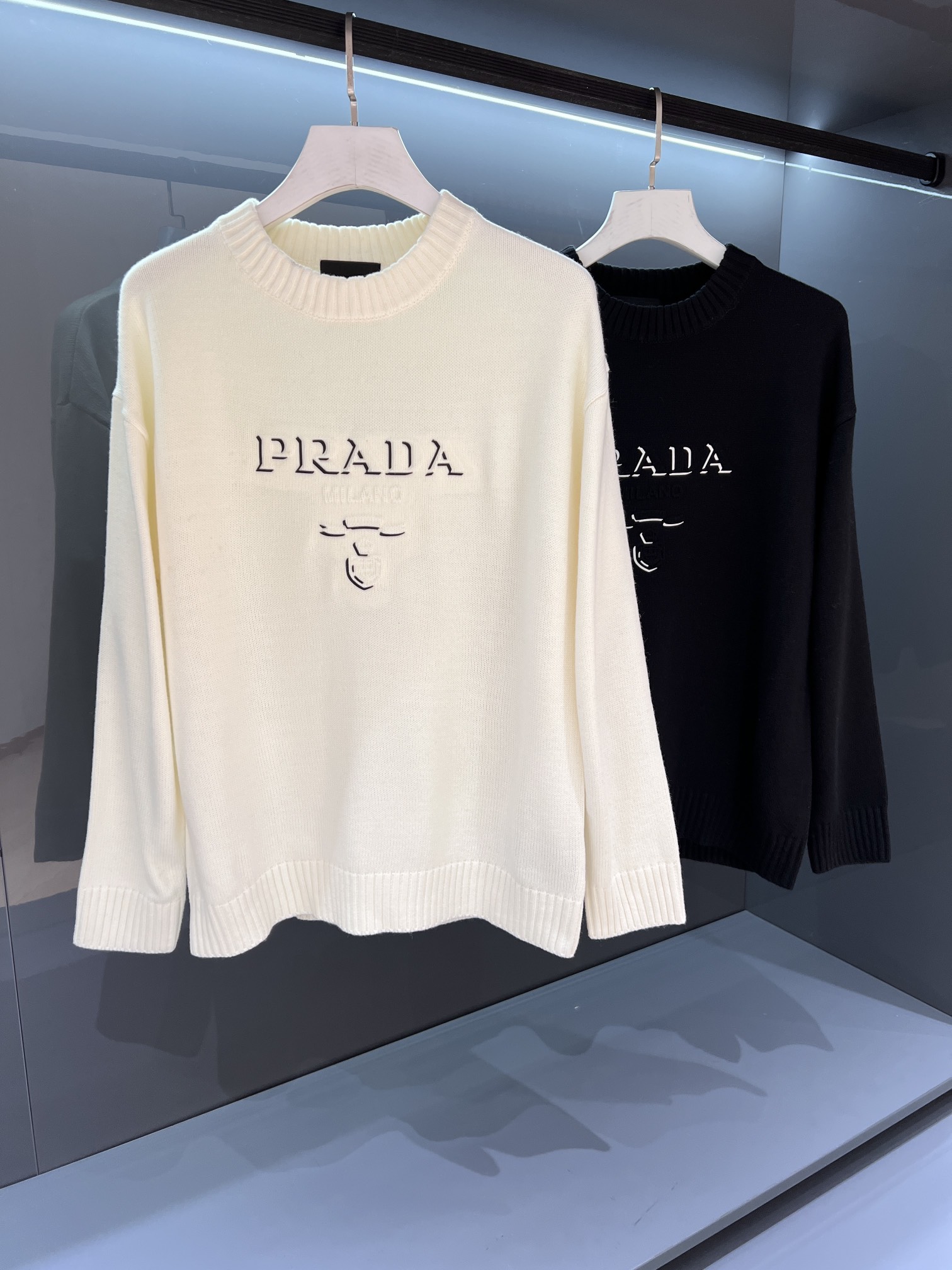 NO:567916,[New Product] Casual and fashionable style. High-quality channel. 2025 Autumn and Winter SSPr*da Milano embroidered logo sweater. The intriguing fine knitted design seems to be calm, but in fact it becomes more and more interesting... Streamlined and reorganized features, made of customer-supplied fine imitation sheep wool, famous for its lightness and special fiber length density.  Imported machine-woven, fine and soft fabric has no sense of restraint and always maintains the original silhouette, which can maintain the overall drape and fit for a long time. It is warm, breathable and comfortable! The classic PD badge logo on the chest shows a new charm. The elastic properties are full of fashionable charm, and the line design is fashionable and luxurious. It shows its unique characteristics. The delicate knitted collar, hem and cuffs show high quality and good craftsmanship... Color White/Black Size M/L/XL/2XL/3XL   Mshoulder width 44, chest 104, length 67, sleeve length 62,,sweaters,alexander wang19860909【新品】休闲时尚的造型.渠道性质精品. 2025秋冬SSPr*da Milano刺绣徽标标针织衫毛衣 耐人寻味的细密织花设计,看似波澜不惊实则越品越有味... 精简整编特征,客供精贵精仿绵羊毛制作,以轻盈的特性和特殊的纤维长度密度而闻名. 进口机织而成,细密柔软的面料无束缚感,始终保持初始廓形,能持久保持整体的垂感及贴合度.保暖透气舒适! 胸口PD经典徽章标识彰显全新魅力.弹力特性充满时尚魅力风格,线条设计时尚奢感彰显与众不同的特质.细腻针织领口底摆袖口展现高品质好工艺... 颜色白色/黑色 尺码M/L/XL/2XL/3XL M肩宽44胸围104衣长67袖长62,,sweaters,alexander wang,Men's clothing