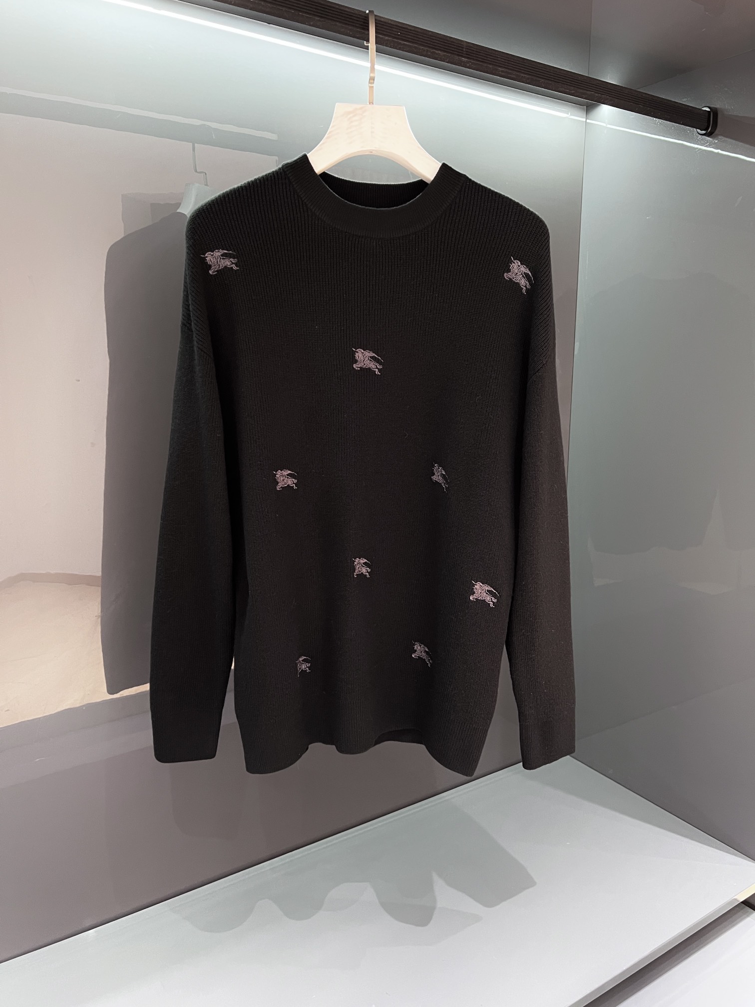 NO:567902,[New Product] 2025 Autumn and Winter Bur*erry round neck classic war horse embroidery Pegasus logo knitted pullover sweater. The classic fashion is intriguing. Let fashion and leisure keep pace with the times.  The knitting technique of fine merino wool fabric makes the density extremely fine, creating a soft fabric with a solid and delicate feel and a shiny color. The texture is also greatly superior to sweaters of the same type. The classic elements do not need any modification, a simple and fashionable counterattack. The war horse knight badge uses professional needle point embroidery technology, and the same color fiber silk stitching makes the circle Pegasus logo round and full, with a solid convex feel, leaping to the present!!! Color: black  Size M/L/XL/2XL/3XL M Shoulder width 42 Bust 104 Clothing length 65 Sleeve length 61,,burberry,sweaters,alexander wang19860909【新品】2025秋冬Bur*erry 圆领经典战马刺绣飞马标识针织套头毛衣 经典的时尚耐人寻味.让时尚休闲与时俱进. 精细美利奴羊毛面料针织的手法工艺让密度极其细致,铸就了手感扎实细腻,色泽油光发亮的柔软织物.质感也在极大程度上优于同种类毛衫.经典的元素无需任何修饰,简约时尚的逆袭.战马骑士徽章运用专业针点刺绣工艺,同色系的纤维丝线刺缝让圈型飞马Logo圆润饱满,凸感扎实,一跃至今!!! 颜色:黑色 尺码M/L/XL/2XL/3XL M肩宽42胸围104衣长65袖长61,,burberry,sweaters,alexander wang,Men's clothing