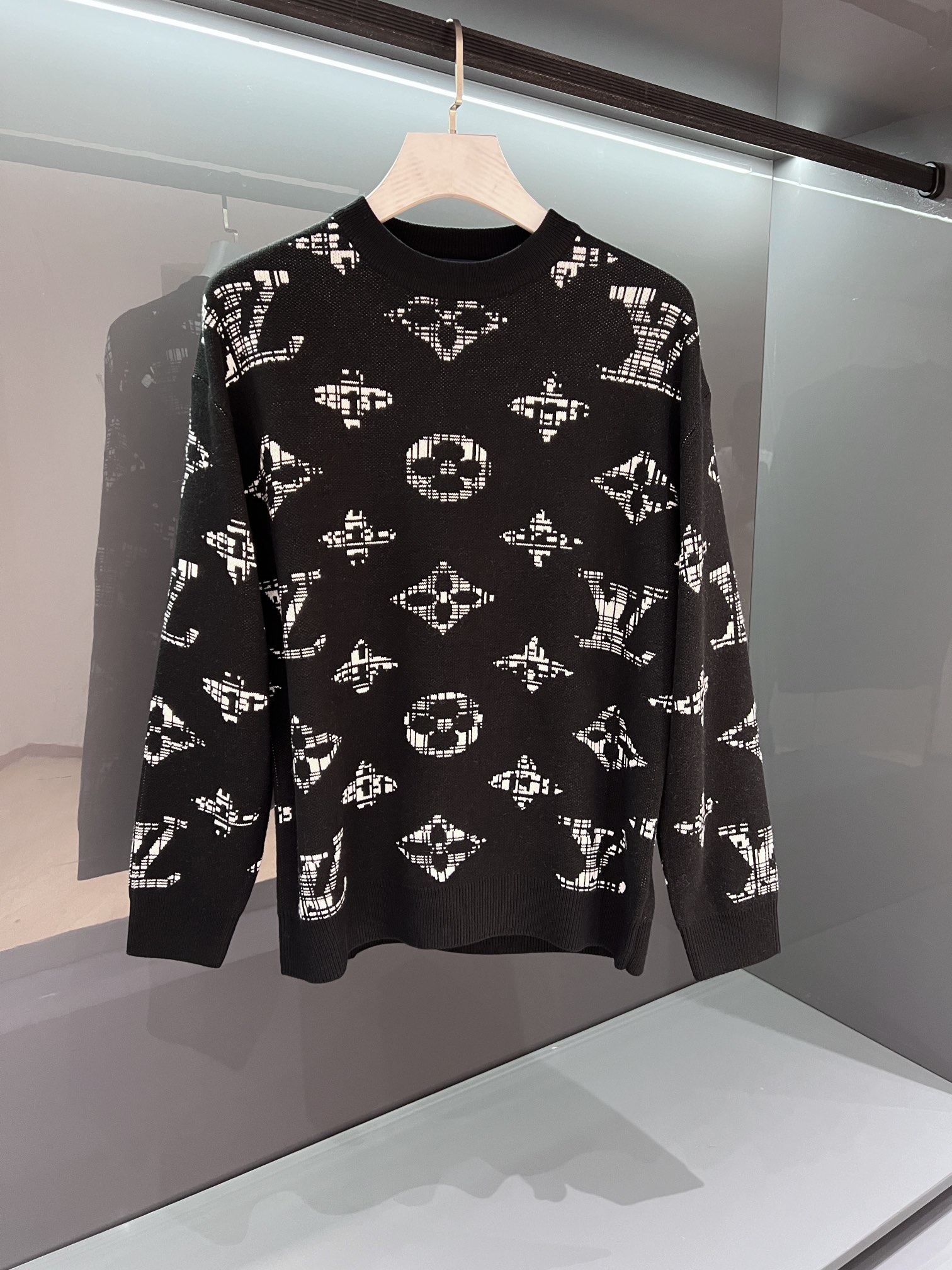 NO:567910,[New Product] 2025 Autumn and Winter 'Donkey Brand' letter logo round neck knitted sweater. The simple and elegant standard version design highlights the brand's classic and luxurious personality charm. The knitting density makes the fabric more noble and extraordinary. It has a delicate texture and full drape. It has excellent warmth and care. It is breathable and comfortable to wear next to the body. It can rebound after long-term wear and stretch freely. The logo is carefully crafted, with a strong three-dimensional effect, and a dynamic and fashionable design is ready to come out! Color Black  Size M/L/XL/2XL/3XL M Shoulder width 44 Bust 104 Clothes length 66 Sleeve length 61,,louis vuitton,sweaters,alexander wang19860909【新品】2025秋冬“驴牌” 字母标识圆领针织毛衣 简约大气的标准版型设计,凸显品牌经典奢华的个性魅力. 针织密度让面料体现的更加尊贵不凡.质感细腻,垂坠感十足.保暖呵护性极佳.透气舒适可贴身穿着,久穿回弹,伸展自如. 标识Logo精心制作,立体感超强,动感时髦的设计呼之欲出! 颜色黑色 尺码M/L/XL/2XL/3XL M肩宽44胸围104衣长66袖长61,,louis vuitton,sweaters,alexander wang,Men's clothing