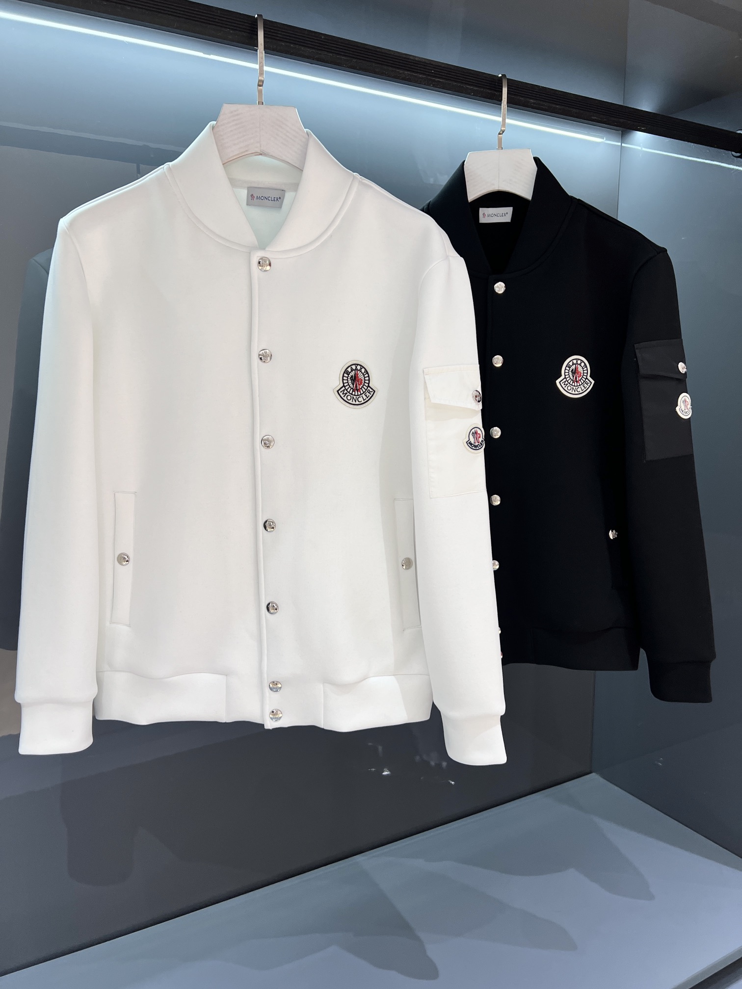 NO:503673,【New Product】2025SS Autumn and Winter New Mon*ler Cardigan Sweater Jacket Jacket The wide-style effect is simpler and neat, adding a unique style to the fashionable style... The inner wear is perfectly displayed! Imported plain-patterned cotton fabric, the inner and outer weaving is neat and delicate, the touch is soft and delicate, and the upper body is comfortable and breathable. The new cutting and shoulder cutting process makes the shape more youthful and fashionable. The front embroidery embroidery logo shows the full personality. The Italian active machine embroidery weaving process has a more delicate texture and full color. The perfect work... Color white/black Size M/L/XL/2XL/3XL M Shoulder width 46 bust 104 Long 66 Sleeve length 64, hoodie, sweatshirts, jackets & coats, jackets & coats, alexander wang19860909【新品】2025SS秋冬新品Mon*ler 开衫卫衣夹克外套 阔型效果更为简约利落,为时尚造型增添一抹独特风采...单穿内搭完美展现! 进口平纹精仿棉面料,内外织造工整细致,手感柔软细腻上身舒适透气,全新切割溜肩裁剪工艺让造型更为年轻时尚. 正面点缀大号品牌形象刺绣标识彰显十足个性.意大利活性机绣织花工艺,纹理更加细腻饱满,色泽艳丽无暇.完美之作… 颜色白色/黑色 尺码M/L/XL/2XL/3XL M肩宽46胸围104衣长66袖长64,,hoodie,sweatshirts,jackets & coats,jackets & coats,alexander wang,Men's clothing