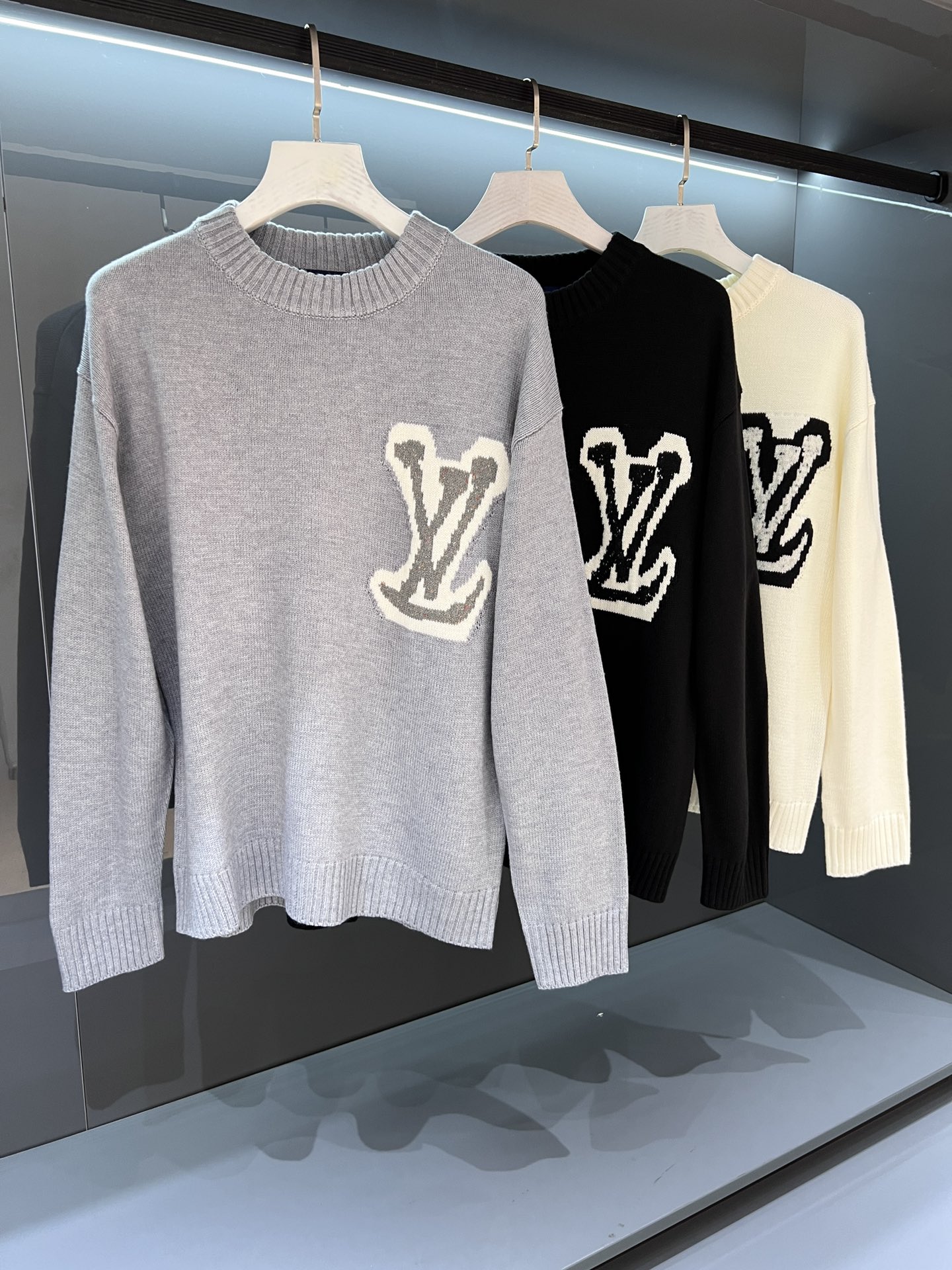 NO:567918,[New Product] Heavyweight knitted sweater. Unique channel boutique. 2025 autumn and winter 'Donkey Brand' letter logo round neck knitted sweater. The simple and elegant standard version design highlights the brand's classic and luxurious personality charm. The knitting density makes the fabric more noble and extraordinary. The texture is delicate and drapey. It has excellent warmth and care. It is breathable and comfortable to wear next to the body, rebounds and stretches freely after long-term wear.  The logo is carefully crafted, with a strong three-dimensional effect, and the dynamic and fashionable design is ready to come out! Color White/Black/Gray Size M/L/XL/2XL/3XL M Shoulder Width 44 Chest 104 Clothes Length 66 Sleeve Length 61, louis vuitton, sweaters, alexander wang19860909【新品】重磅级针织毛衣.别样风情的渠道精品.2025秋冬“驴牌” 字母标识圆领针织毛衣 简约大气的标准版型设计,凸显品牌经典奢华的个性魅力. 针织密度让面料体现的更加尊贵不凡.质感细腻,垂坠感十足.保暖呵护性极佳.透气舒适可贴身穿着,久穿回弹,伸展自如. 标识Logo精心制作,立体感超强,动感时髦的设计呼之欲出! 颜色白色/黑色/灰色 尺码M/L/XL/2XL/3XL M肩宽44胸围104衣长66袖长61,,louis vuitton,sweaters,alexander wang,Men's clothing