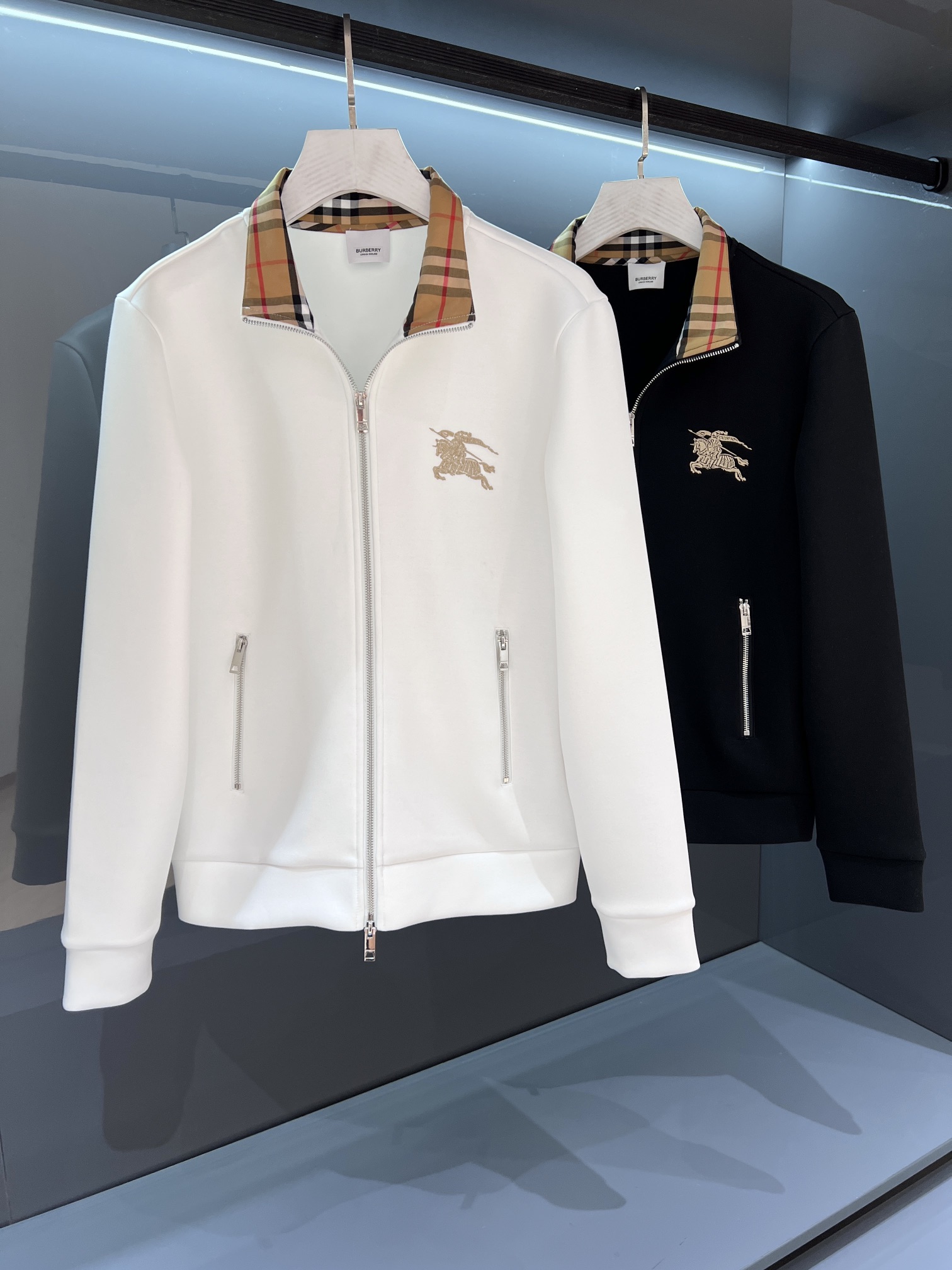 NO:503637,[New Product] 2025 Autumn and Winter Bur*erry Three-dimensional Logo Embroidered Classic Cardigan Jacket Sweater Jacket Plush Sweater, Best Original Single!  A streamlined fashion sense, feel the unique temperament of British style. Advocate the future of personality, youth, and creativity... Customer-provided fleece cotton fabric, with a strong texture and neat and detailed texture. The texture is smooth and delicate, comfortable and breathable. The cutting process is in place. The upper body is absolutely perfect enough. The new texture and classic logo letters do not need to be explained deliberately. Embroidered war horse logo. The neat and symmetrical beauty and three-dimensional feeling are super!  Color white/black Size M/L/XL/2XL/3XL M Shoulder width 44 Bust 104 Long 68 Sleeve length 61, Burberry, hoodie, sweatshirts, jackets & coats, jackets & coats, alexander wang19860909【新品】2025秋冬Bur*erry 立体徽标刺绣经典开衫夹克卫衣 外套 加绒卫衣,极品原单！ 精简的时尚感,感受英式风格的独特气质.崇尚个性未来,青春,创意... 客供翻面绒棉质面料,内里织面质感超强,工整细致.质感顺滑细腻,舒适透气.裁剪工艺到位上身绝对足够完美. p焕然一新纹理经典标识字母无需刻意去解释.刺绣战马Logo.工整对称的美感,立体感超强！ 颜色白色/黑色 尺码M/L/XL/2XL/3XL M肩宽44胸围104衣长68袖长61,,burberry,hoodie,sweatshirts,jackets & coats,jackets & coats,alexander wang,Men's clothing