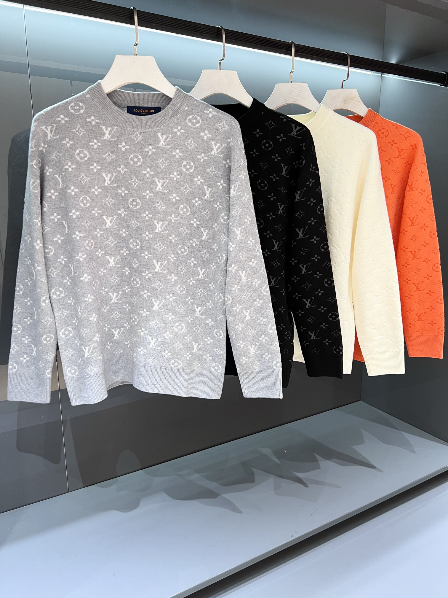 NO:516771,[New Product] The latest pattern elements of 'Dou Brand' autumn and winter. Create a neutral mainstream style that belongs to 2025 now! OS version. If you are used to seeing the simple version of knitted sweaters, it is time to change your taste, so that youth and fashion are closer to you. The focus knitted sweaters come from HK foreign trade channels. 'Dou Brand' embroidery logo badge round neck knitted sweaters. Standardized cutting style, and the collision of multiple elements highlights the brand's characteristics. Stoll CNC tight knitted production creates a delicate soft feel, and the texture is better than traditional wool. The comfort can be said to be obvious to all without description. Color black/orange/beige/gray Size M/L/XL/2XL/3XL M shoulder width 46 bust 104 length 67 sleeve length 62,,louis vuitton, sweaters, alexander wang19860909【新品】“驴牌”秋冬最新的图案元素.打造属于2025当下的中性主流风格!OS版型 看惯了简约版的针织毛衣也该换换口味了,让年轻与时尚距离你更近.焦点款的针织毛衣来自HK洋行贸易渠道. “驴牌”刺绣标识徽章圆领针织毛衣 标准化的裁剪造型,多种元素的碰撞凸显品牌特色. Stoll数控紧密针织制作.营造了细腻的绵软手感,质感更是优于传统羊毛.舒适度可以说有目共睹无需描绘. 颜色黑色/橙色/米白/灰色 尺码M/L/XL/2XL/3XL M肩宽46胸围104衣长67袖长62,,louis vuitton,sweaters,alexander wang,Men's clothing