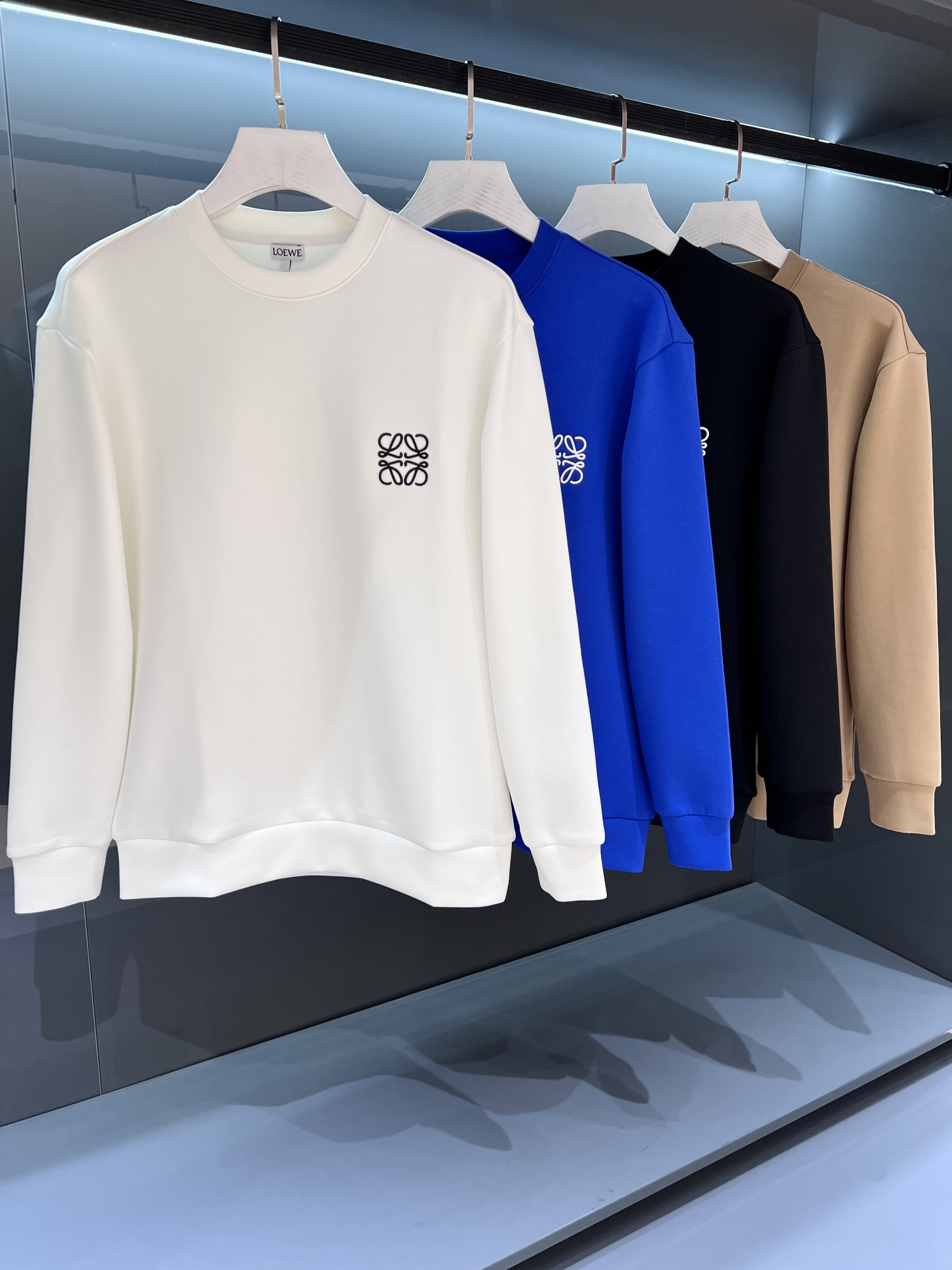 NO:503688,【New Product】2025 Autumn and Winter Lo*we logo embroidered round-neck sweatshirt unique charm extends the unique charm of trendy fashion. Single wear inner sacred products. OS style. Customer-supplied worsted island terry cotton machine textile. The texture is delicate and non-scattered, the inside is neat and orderly like scales, breathable and comfortable. The classic brand logo is designed with knitting machine embroidery technology, with uniform thickness and smooth and thick lines. Color white/black/black Size S/M/L/XL S shoulder width 46 bust 108 long 67 sleeve length 63, hoodie, sweatshirts, alexander wang19860909【新品】2025秋冬Lo*we 标识刺绣圆领卫衣 独特魅力无限延伸了潮流时装的别样韵味.单穿内搭圣品. OS版型 客供精纺海岛毛圈棉机纺织造而成,质感细腻无零散,内里如鳞甲般整齐有序,透气舒适. 经典品牌标识Logo采用针织机绣工艺设计,线条感粗细均匀裹满,圆滑厚实. 颜色白色/黑色/蓝色/咖色 尺码S/M/L/XL S肩宽46胸围108衣长67袖长63,,hoodie,sweatshirts,alexander wang,Men's clothing