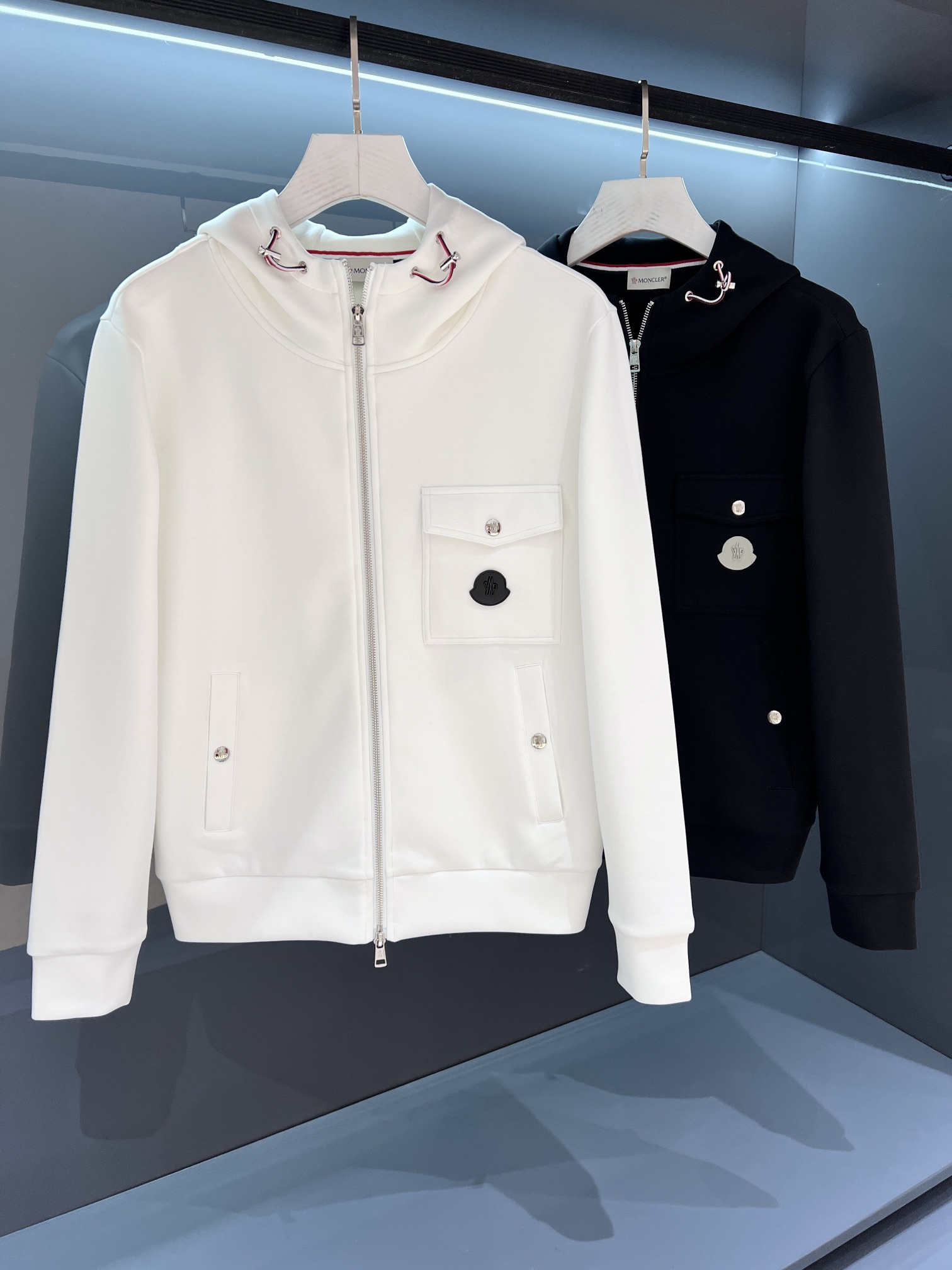 NO:503643,【New Product】Fall Winter Fashion Tips, Channel Quality. 2025SS Autumn and Winter Mon*ler Hooded Cardigan Sweater Jacket Jacket The wide-shaped effect is simpler and neat, adding a unique style to the fashionable style...A single-wear inner wear is perfectly displayed! Imported plain-made cotton fabric, with neat and detailed inside and outside weaving, soft and delicate, comfortable and breathable on the upper body. The new cutting shoulder cutting process makes the shape more youthful and fashionable. The front embroidery embroidery logo highlights the full personality. The Italian active machine embroidery weaving process has a more delicate texture and full color. Perfect work... The integrated pendant hat rope design replaces the previous silicone logo badge, and the extremely breakthrough innovative concept and high-end fashion create an unprecedented fun and fashionable style. Color white/black Size M/L/XL/2XL/3XL  M shoulder width 46 bust 108 clothes length 66 sleeve length 64, hoodie, sweatshirts, jackets & coats, jackets & coats, hats, alexander wang19860909【新品】 秋冬时尚必杀技,渠道精品.2025SS秋冬Mon*ler 连帽开衫卫衣夹克外套 阔型效果更为简约利落,为时尚造型增添一抹独特风采...单穿内搭完美展现! 进口平纹精仿棉面料,内外织造工整细致,手感柔软细腻上身舒适透气,全新切割溜肩裁剪工艺让造型更为年轻时尚. 正面点缀大号品牌形象刺绣标识彰显十足个性.意大利活性机绣织花工艺,纹理更加细腻饱满,色泽艳丽无暇.完美之作… 一体化的吊坠式帽绳设计取代以往硅胶标识徽章,极为突破性的创新理念与高级时装融合打造前所未有的玩味潮流时尚. 颜色白色/黑色 尺码M/L/XL/2XL/3XL M肩宽46胸围108衣长66袖长64,,hoodie,sweatshirts,jackets & coats,jackets & coats,hats,alexander wang,Men's clothing