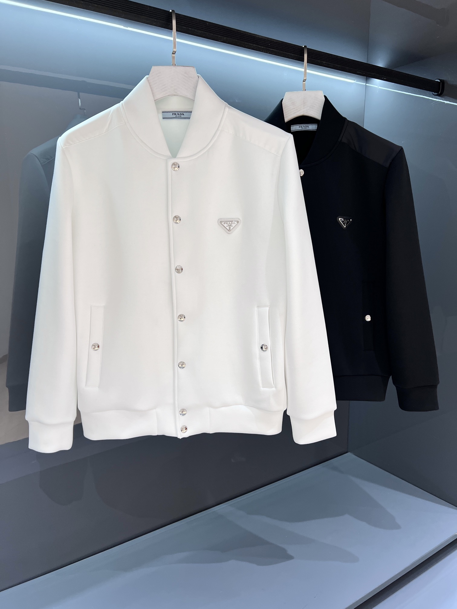 NO:503640,[New Product] Channel Order 2025 Autumn and Winter Pr*da Milano Men's Cardigan Snaps Badge Logo Sweater Jacket Jacket Space Cotton High-end Material Classic OS Style, Simple without losing style. Daily Sports and Casual Business is stress-free... Customer-supplied customized knitted cotton, made through mini knitted three-dimensional process, super texture, breathable and comfortable, with soft details and touch, the first choice for single-wear inner wear! The new PD Milano badge logo is unique, using new offset printing technology and melt-in-the-shelf printing treatment, showing the new posture and pattern characteristics. The texture is extraordinary and constantly glued. The tight rib knitted neckline is neat and detailed, and the exquisite craftsmanship is invincible. Color white/black Size M/L/XL/2XL/3XL  M shoulder width 45 bust 106 clothes length 66 sleeve length 62, hoodie, sweatshirts, jackets & coats, jackets & coats, alexander wang19860909【新品】 渠道订单 2025秋冬Pr*da Milano男士开衫按扣徽章标识卫衣夹克外套 太空棉高端材质 经典OS版型,简约而不失格调.日常运动休闲商务毫无压力...客供定制针织棉,经由微型针织立体工艺过程制作,质感超强,透气舒适,细节感和触感柔更是无敌 单穿内搭首选!全新PD Milano徽章标识别具特色,采用新式胶印技术及融烫印花处理,尽显全新姿态型格特色.,质感非凡,不断胶.严密罗纹针织领口工整细致不变型,精湛的工艺无懈可击. 颜色白色/黑色 尺码M/L/XL/2XL/3XL M肩宽45胸围106衣长66袖长62,,hoodie,sweatshirts,jackets & coats,jackets & coats,alexander wang,Men's clothing