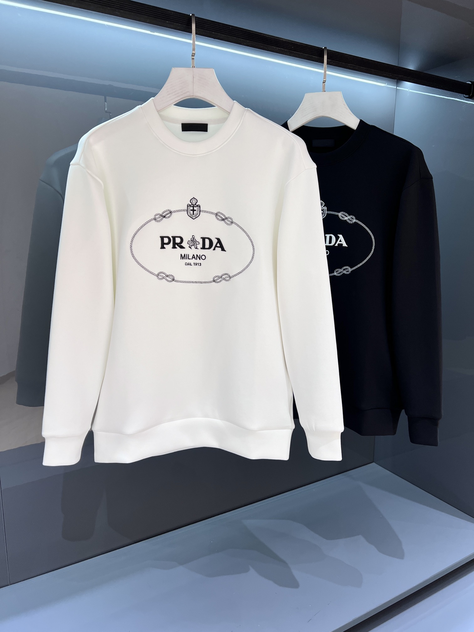 NO:503662,【New Product】Embroidered sweatshirt air layer fashion ultimate skill, channel quality. 2025SS Autumn and Winter Mon*ler embroidered patch logo round neck pullover sweatshirt with wide effect simpler and neat, adding a unique style to the fashionable shape... A perfect appearance of single wear inner wear! Imported plain-made cotton fabric, inner and outer weaving, soft and delicate, comfortable and breathable, the new cutting shoulder cutting process makes the shape younger and more fashionable. The front embroidered large brand image embroidery logo highlights full personality. Italian active machine embroidery weaving process, the texture is more delicate and full, and the color is bright and flawless. Perfect work... The integrated pendant hat rope design replaces the previous silicone logo badge, and the extremely breakthrough innovative concept and high-end fashion create an unprecedented fun and fashionable style. Color white/black  Size S/M/L/XL S Shoulder width 46 bust 108 Clothes length 66 Sleeve length 64, hoodie, sweatshirts, hats, alexander wang19860909【新品】 刺绣卫衣空气层秋冬时尚必杀技,渠道精品.2025SS秋冬Mon*ler 刺绣贴布标识圆领套头卫衣 阔型效果更为简约利落,为时尚造型增添一抹独特风采...单穿内搭完美展现! 进口平纹精仿棉面料,内外织造工整细致,手感柔软细腻上身舒适透气,全新切割溜肩裁剪工艺让造型更为年轻时尚. 正面点缀大号品牌形象刺绣标识彰显十足个性.意大利活性机绣织花工艺,纹理更加细腻饱满,色泽艳丽无暇.完美之作… 一体化的吊坠式帽绳设计取代以往硅胶标识徽章,极为突破性的创新理念与高级时装融合打造前所未有的玩味潮流时尚. 颜色白色/黑色 尺码S/M/L/XL S肩宽46胸围108衣长66袖长64,,hoodie,sweatshirts,hats,alexander wang,Men's clothing