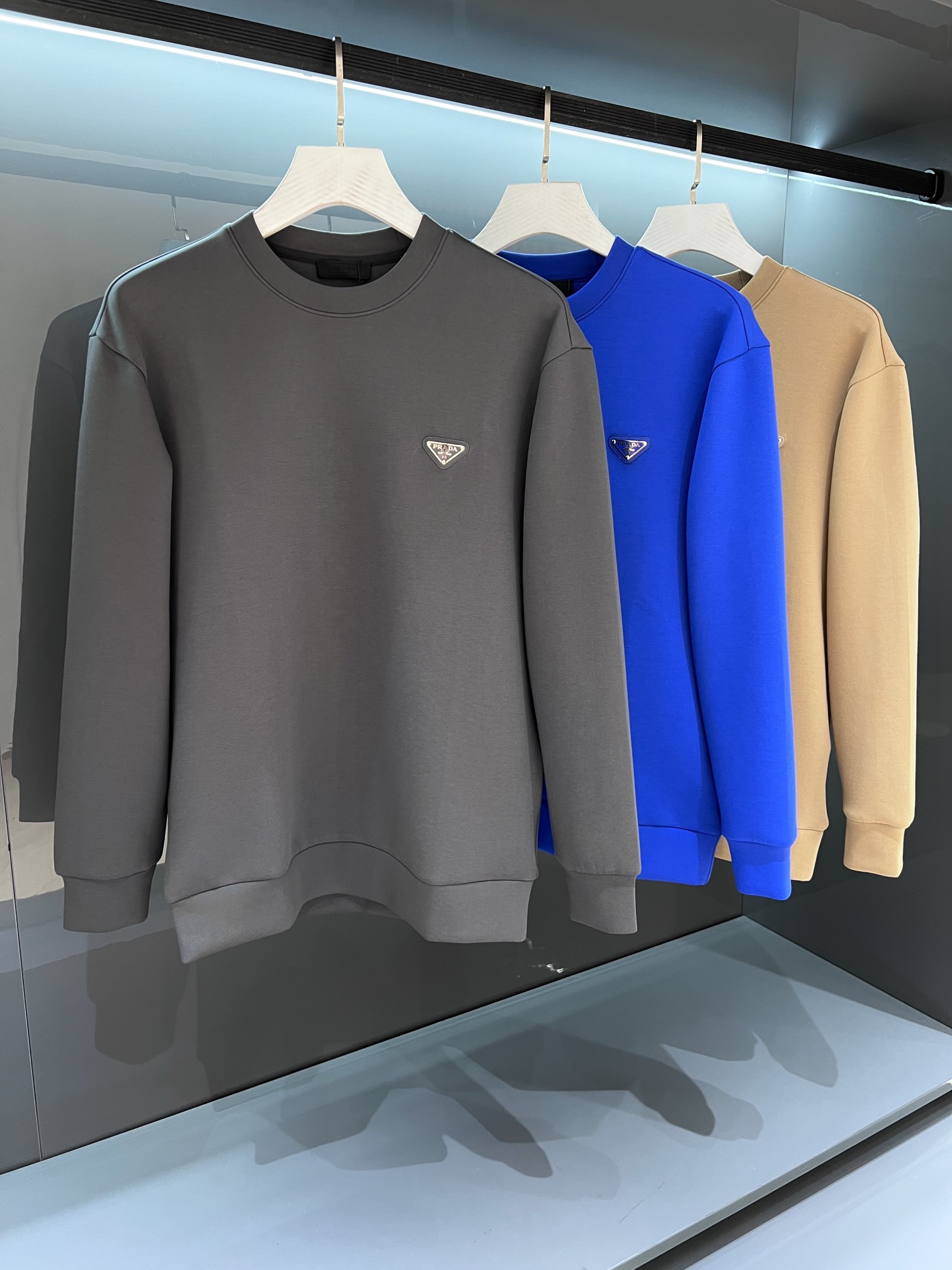 NO:503692,[New Product] Channel Order 2025 Autumn and Winter Pr*da Milano Men's Badge Logo Pullover Sweatshirt Classic OS style, simple without losing style. Daily sports and casual business has no pressure... Customer-supplied customized knitted cotton, made through mini knitting three-dimensional process, super texture, breathable and comfortable, with soft details and touch, the first choice for single-wearing inner wear! The new PD Milano badge logo is unique, using new offset printing technology and melt-iron printing treatment, showing the new posture and pattern characteristics. The texture is extraordinary and constantly glued. The tight rib knitted neckline is neat and detailed without deformation, and the exquisite craftsmanship is impeccable. Color gray/blue/khaki Size S/M/L/XL S Shoulder width 43 bust 104 Long 65 Sleeve length 63, hoodie, sweatshirts, alexander  wang19860909【新品】 渠道订单 2025秋冬Pr*da Milano男士徽章标识套头卫衣 经典OS版型,简约而不失格调.日常运动休闲商务毫无压力...客供定制针织棉,经由微型针织立体工艺过程制作,质感超强,透气舒适,细节感和触感柔更是无敌,单穿内搭首选!全新PD Milano徽章标识别具特色,采用新式胶印技术及融烫印花处理,尽显全新姿态型格特色.,质感非凡,不断胶.严密罗纹针织领口工整细致不变型,精湛的工艺无懈可击. 颜色灰色/蓝色/卡其色 尺码 S/M/L/XL S肩宽43胸围104衣长65袖长63,,hoodie,sweatshirts,alexander wang,Men's clothing