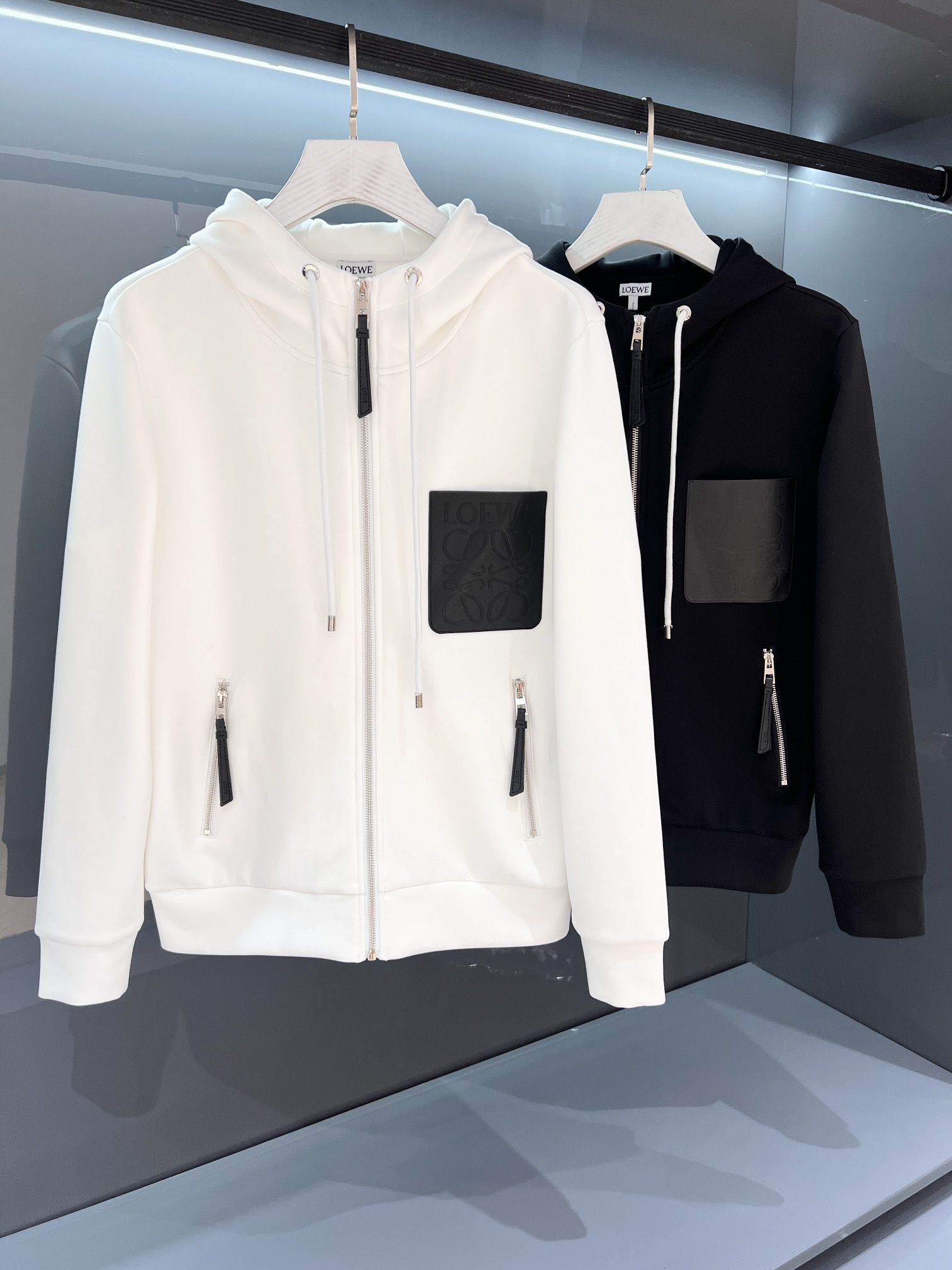 NO:503646,【New Product】 Loe* Luo*wei Men's zippered space cotton jacket and sweatshirt. Channel products create the most elegant casual and fashionable atmosphere. 2025 autumn and winter loe* Men's space cotton embroidered zippered cardigan sweatshirt jacket Fashion tailoring design, with a unique and fashionable style, and is inherently extraordinary. Simplicity and not simple... 'The pioneer of fabric will never be erased'. Customer-supplied fine imitation cotton fabrics, with neat and rigorous inside, soft and delicate touch, comfortable and breathable upper body, and the new high process of standardized cutting can make the shape look rare! Create a harmonious luxury and fashionable atmosphere, reinterpret the basic items and give them a new meaning. Color white/black Size M/L/XL/2XL/3XL  M shoulder width 43 bust 106 clothes length 66 sleeve length 63, loewe, hoodie, sweatshirts, jackets & coats, jackets & coats, alexander wang19860909【新品】 Loe*罗*威 男士拉链太空棉夹克卫衣.渠道货品,铸就最为优雅的休闲时尚气息. 2025秋冬loe* 男士太空棉刺绣标识拉链开衫卫衣外套 时尚型裁设计,兼具个性时尚范儿,与生俱来的不平凡.简约不简单... “面料先锋永不磨灭”.客供精仿棉面料,内里工整严密,手感柔软细腻上身舒适透气,全新标准化裁剪的高工艺流程才得以造型实为难得! 营造和谐的奢华时尚气息,重释了基础单品并赋予其崭新含义的态度与考量. 颜色白色/黑色 尺码M/L/XL/2XL/3XL M肩宽43胸围106衣长66袖长63,,loewe,hoodie,sweatshirts,jackets & coats,jackets & coats,alexander wang,Men's clothing