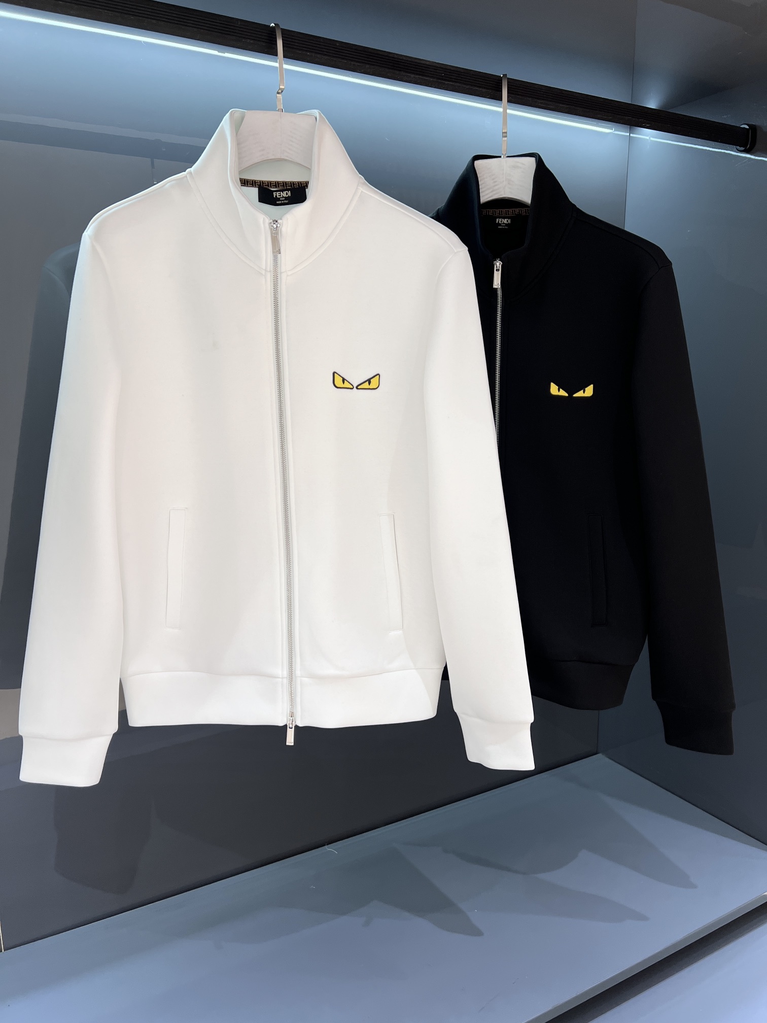 NO:503649,[New Product] 2025SS Autumn and Winter New Product F/Little Monster Family Men's Fashion Air Cotton Sweatshirt/Jack Jacket, Top Foreign-class Channel Products!  The overall design details still follow the essence of F-home's fashionable fun and light luxury, and are derived from extraordinary creativity on the basis of minimalism. This season, it captures the elements of demonic eyes as inspiration and is very cleverly moved to the chest, making the visual vivid and made of leather material!  Italian customers provide top-quality customized ready-made garment fabrics, heavy high-density air-layer pure cotton material, with powerful functions and powerful touch, extremely delicate and comfortable, with excellent breathability and moisture absorption functions, the upper body is clean and neat, light and without burden!  Color white/black Size M/L/XL/2XL/3XL M Size Shoulder width 44 bust 102 sleeve length 61 Clothes length 65, fendie, hoodie, sweatshirts, jackets & coats, jackets & coats, alexander wang19860909【新品】 2025SS秋冬新品 F/小怪兽家族男士时装款空气棉卫衣/夹克外套,顶级洋行渠道货！ 通体设计细节依然沿袭了F家时髦趣味与轻奢的精髓,在极简的基础上衍生出非凡的创意,这一季抓取恶魔眼睛元素为灵感,非常巧妙的搬到胸前,视觉活灵活现,以皮革材质打造！ 意大利客供顶级定制成衣面料,重磅高密度空气层纯棉材质,具备功能性强大属性,触感极其细腻舒适,有着优良的透气性与吸湿性功能,上身干净利落,轻便无负担感！ 颜色白色/黑色 尺码M/L/XL/2XL/3XL M码肩宽44胸围102袖长61 衣长65,,fendi,hoodie,sweatshirts,jackets & coats,jackets & coats,alexander wang,Men's clothing