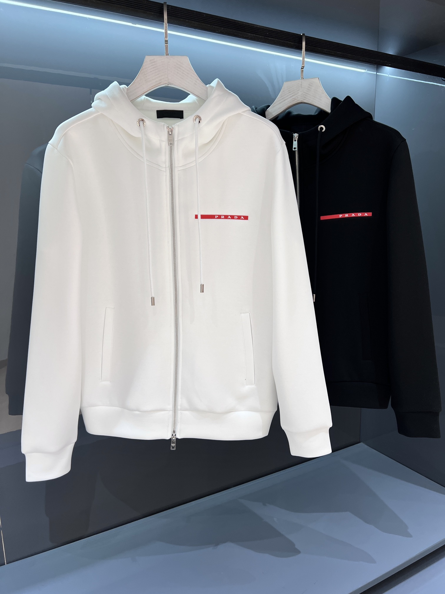 NO:503652,[New Product] PRA men's fashion air cotton casual hooded sweatshirt jacket, Hong Kong foreign company channel goods, pure blood quality, 25-year F/W autumn and winter new products, classic signature products!  A jacket dominated by fabrics, the whole body shape follows the minimalist route of P home, with smooth and capable contour lines and no complex craft elements. The chest still continues the embroidery body of the iconic brand badge, equipped with a metal triangle logo of the hat collar, reshapes the classic, which is a manifestation of identity, and enriches the overall visual effect and aesthetic value!  Italian customers provide top-quality customized ready-made garment fabrics, heavy high-density air-layer pure cotton material, with powerful functions and powerful touch, extremely delicate and comfortable, an invincible skin-friendly experience, extremely wrinkle resistance, and excellent breathability. The upper body is clean and neat, light and without burden!  The color matching is light and versatile, suitable for everyday outfits, and the mixing and matching are very compatible with a high space. It can perform very well when you go out for leisure and outdoor sports. There is no age limit, and you can both have both inside and outside!  It is hard to come by!  Color black/white Size M/L/XL/2XL/3XL M Size Shoulder width 45 Bust 104 Sleeve length 62 Clothes length 66, prada, hoodie, sweatshirts, jackets & coats,hats,alexander wang19860909【新品】 PRA男士时装款空气棉休闲连帽卫衣外套,香港洋行渠道货,纯正血统品质,25年F/W秋冬新品,经典招牌产物！ 以面料为主导的一款外套,通体的造型沿袭了P 家极简的路线,轮廓线条流畅干练,无繁复的工艺元素傍身,胸前依然延续了标志性品牌徽章刺绣体,搭载帽领金属三角标识,重塑了经典,属于身份的彰显,且丰富了整体视觉效果和审美价值！ 意大利客供顶级定制成衣面料,重磅高密度空气层纯棉材质,具备功能性强大属性,触感极其细腻舒适,无敌的亲肤体验,抗皱性极强,且有着优良透气性,上身干净利落,轻便无负担感！ 配色轻熟百搭,符合日常各种穿搭,混搭兼容空间极高,驾驭多种场合,出街休闲、户外运动等皆可表现的非常出色,无任何年龄界限,内外皆可兼备！可遇而不可求！ 颜色黑色/白色 尺码M/L/XL/2XL/3XL M码肩宽45 胸围104 袖长62 衣长66,,prada,hoodie,sweatshirts,jackets & coats,hats,alexander wang,Men's clothing