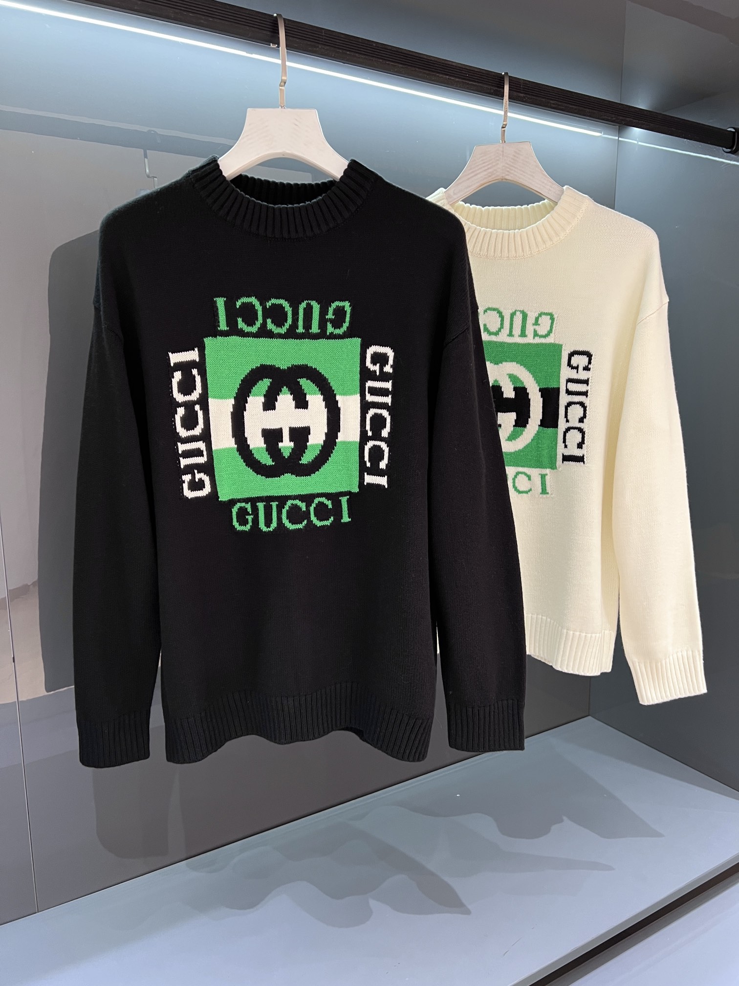 NO:516777,[New Product] Unique fashion Cyborg, loves the unchanging retro style of the college style, vivid and lifelike. The channel is hard. Details can be compared at will. 2025SS autumn and winter Gu*ci GG knitted men's round neck pullover wool sweater. The classic style with mainstream aesthetic trends. The outfit has a certain taste effect. It is as gorgeous as a kaleidoscope... Customer-supplied cotton fiber yarn wool material. It is made of Japanese professional equipment, with delicate texture, good elasticity, no urgency, light and no thorns! It reflects rich and colorful knitting techniques, and the imported CNC loom process is not easy. The flatness is from the inside out, and the scrap rate is absolutely quite high, which is particularly precious. Color black/beige Size M/L/XL/2XL/3XL  M shoulder width 44 bust 106 clothes length 68 sleeve length 62, sweaters, alexander wang19860909【新品】 独具一格的时尚Cyborg,挚爱不变的复古风学院风惟妙惟肖.渠道硬货.细节可随意比对. 2025SS秋冬Gu*ci GG针织男士圆领套头羊毛 毛衣 主流审美趋势的经典好款.穿搭具备一定品味效果.宛若万花筒般瑰丽多姿…… 客供棉质纤维纱线羊毛材质.由日本专业器械精织制作,细腻质感,弹性好,无紧迫感,轻盈不扎刺! 体现丰富多彩的针织手法,进口数控织机工艺绝非易事.平整度由内而外,报废率绝对是相当高的,格外珍贵. 颜色黑色/米色 尺码M/L/XL/2XL/3XL M肩宽44胸围106衣长68袖长62,,sweaters,alexander wang,Men's clothing