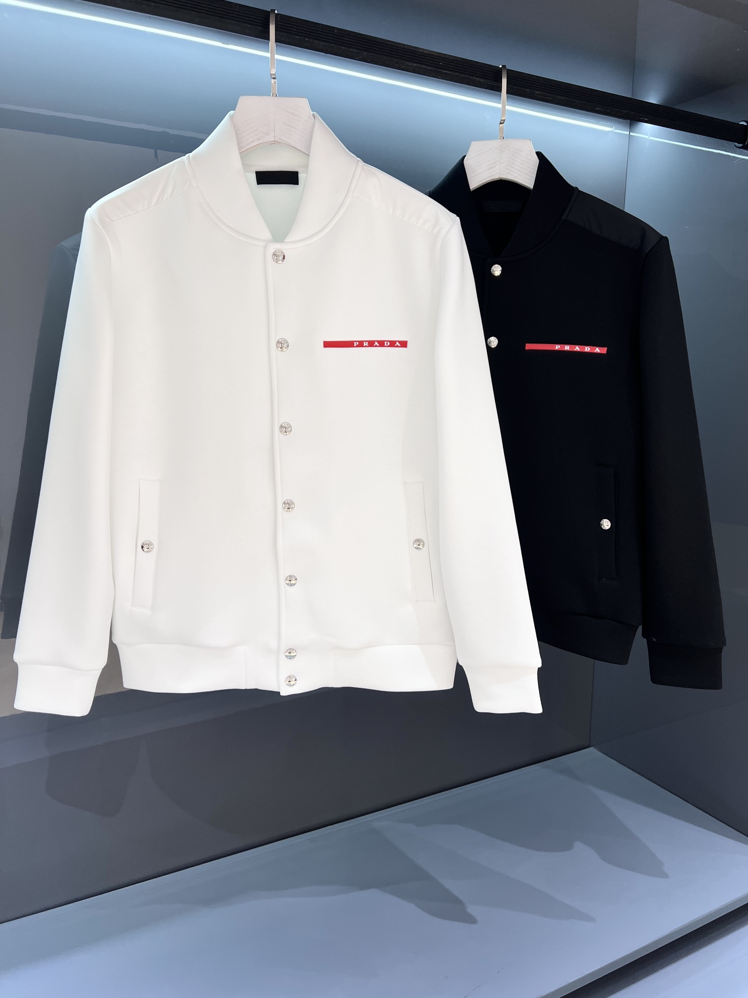 NO:503657,[New Product] Classic Red Label Channel Order 2025 Autumn and Winter Pr*da Milano Men's Cardigan Snaps Badge Logo Sweater Jacket Jacket Space Cotton High-end Material Classic OS version, simple without losing style. Daily sports and casual business has no pressure... Customer-supplied customized knitted cotton, made through mini knitted three-dimensional process, super texture, breathable and comfortable, with soft details and touch, the first choice for single-wear inner wear! The new PD Milano badge logo is unique, using new offset printing technology and melt-in-the-colour processing, showing the new posture and pattern characteristics. The texture is extraordinary and constantly glued. The tight rib knitted neckline is neat and detailed, and the exquisite craftsmanship is invincible. Color white/black Size M/L/XL/2XL/3XL  M shoulder width 45 bust 106 clothes length 66 sleeve length 62, hoodie, sweatshirts, jackets & coats, jackets & coats, alexander wang19860909【新品】 经典红标 渠道订单 2025秋冬Pr*da Milano男士开衫按扣徽章标识卫衣夹克外套 太空棉高端材质 经典OS版型,简约而不失格调.日常运动休闲商务毫无压力...客供定制针织棉,经由微型针织立体工艺过程制作,质感超强,透气舒适,细节感和触感柔更是无敌 单穿内搭首选!全新PD Milano徽章标识别具特色,采用新式胶印技术及融烫印花处理,尽显全新姿态型格特色.,质感非凡,不断胶.严密罗纹针织领口工整细致不变型,精湛的工艺无懈可击. 颜色白色/黑色 尺码M/L/XL/2XL/3XL M肩宽45胸围106衣长66袖长62,,hoodie,sweatshirts,jackets & coats,jackets & coats,alexander wang,Men's clothing