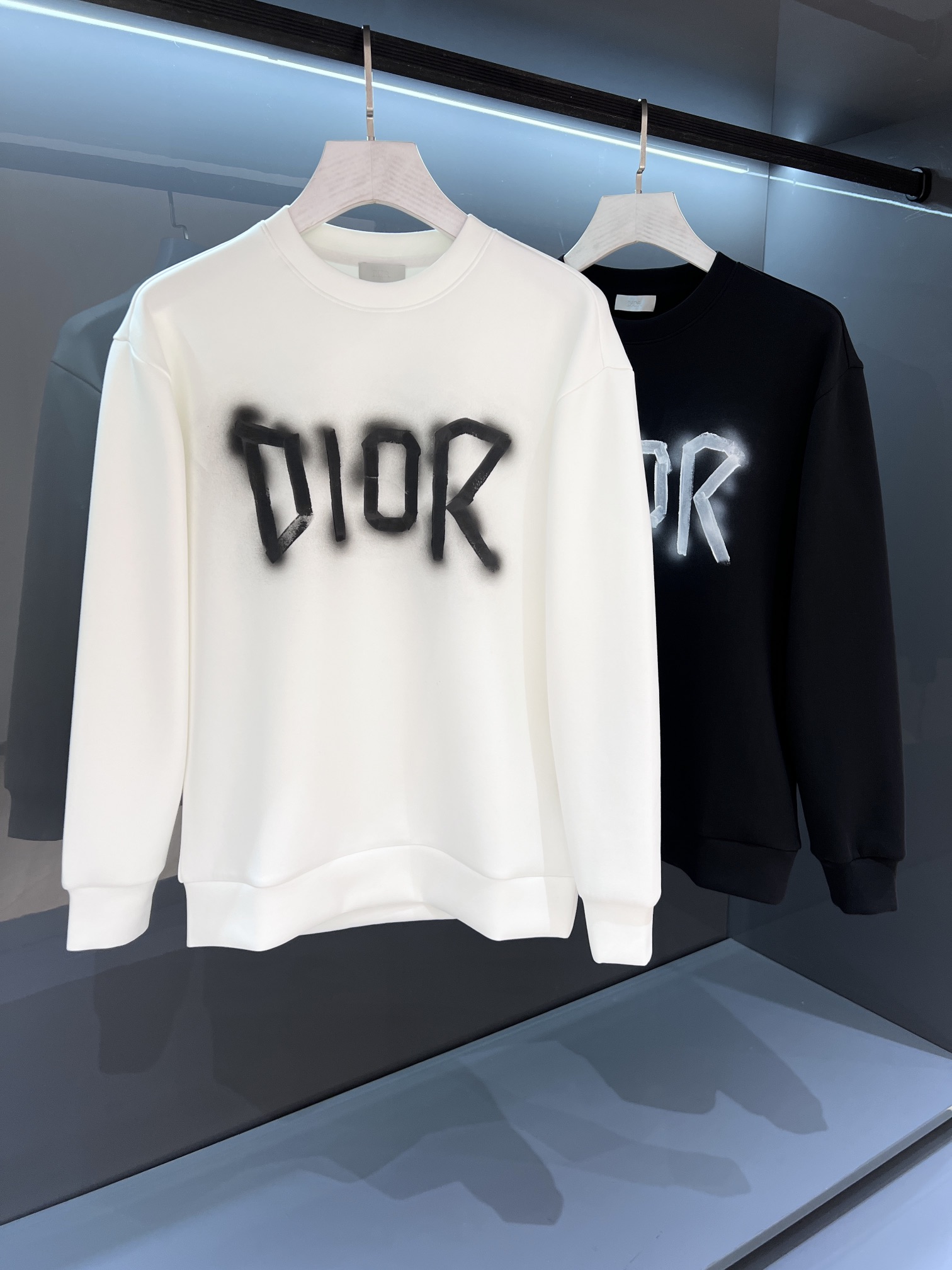 NO:503674,【New Product】Reinterprets avant-garde and fashionable style. Channel quality.. 2025 autumn and winter Di*r printed round neck pullover sweatshirt. Superior fashion charm style and unique artistic atmosphere. Customized fabrics are high gram heavy cotton fabrics, soft and harder, and comfortable and breathable. Very suitable for wearing in spring and autumn. Fine sewing and shaping. Anti-static and grit-proof and easy to handle in daily life. Wrinkle resistance is also quite good. The OS silhouette-limited style creates a trendy and fashionable style. The excellent cutting process of the fabric reflects amazing elegance. The cuffs and bottom are designed with precision knitted thread technology, which is tight, comfortable and without slit. The noble and elegant casual temperament is so willful... Color white/black S/M/L/XL  S shoulder width 46 bust 106 clothes length 67 sleeve length 61, hoodie, sweatshirts, alexander wang19860909【新品】 重新诠释了前卫时尚的风范.渠道精品..2025秋冬Di*r 印花圆领套头卫衣 高超的时尚魅力风范,特立独行的艺术气息. 客供定制面料高克重棉面料,软硬更为适中,舒适透气性非常适合春秋季节着穿.精细一体缝制塑造成型.抗静电抗粘灰日常更易打理.抗皱性能也是相当不错的.OS廓形量裁的风格缔造潮流时尚的风范. 面料搭配优异的裁剪工艺体现惊人的优雅贵气.袖口及底摆运用精密针织螺纹工艺设计,紧致舒适无勒感.高贵典雅的休闲气质就是这么任性…… 颜色白色/黑色 尺码S/M/L/XL S肩宽46胸围106衣长67袖长61,,hoodie,sweatshirts,alexander wang,Men's clothing