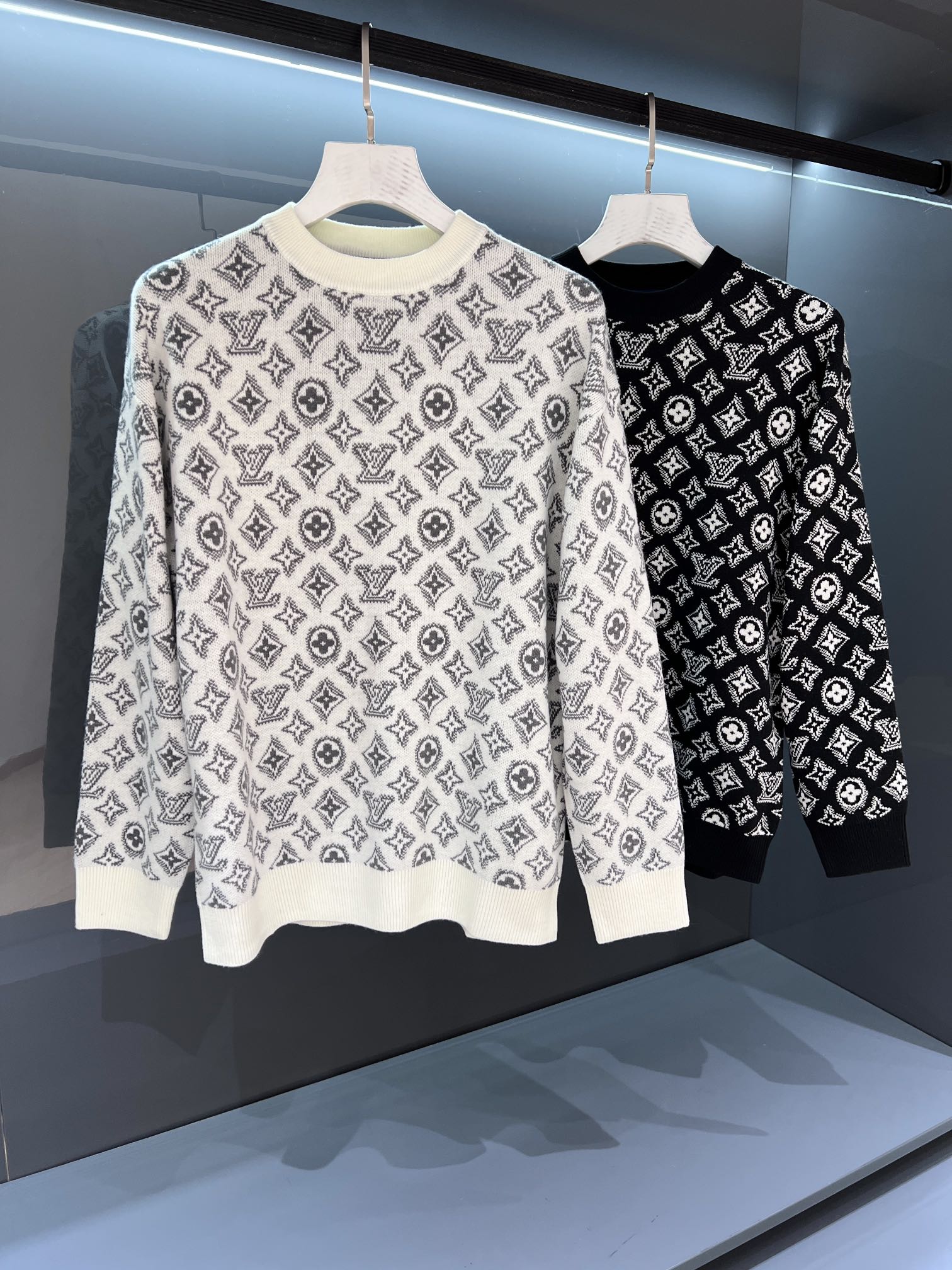 NO:516783,【New Product】 Heavyweight knitted sweater. A unique channel quality. The 2025 autumn and winter 'Donkey Brand' letter logo round-neck knitted sweater. The simple and atmospheric standard design highlights the brand's classic and luxurious personality charm. The knitted density makes the fabric more noble and extraordinary. The texture is delicate and the drapes are full of warmth and care. It is breathable and comfortable to wear close to the body, and it can be stretched easily after wearing for a long time. The logo logo is carefully crafted, with a strong three-dimensional feeling, and the dynamic and fashionable design is about to emerge! Color white/black Size M/L/XL/2XL/3XL M Shoulder width 44 bust 104 Long 66 Sleeve length 61,,louis vuitton,sweaters,alexander wang19860909【新品】重磅级针织毛衣.别样风情的渠道精品.2025秋冬“驴牌” 字母标识圆领针织毛衣 简约大气的标准版型设计,凸显品牌经典奢华的个性魅力. 针织密度让面料体现的更加尊贵不凡.质感细腻,垂坠感十足.保暖呵护性极佳.透气舒适可贴身穿着,久穿回弹,伸展自如. 标识Logo精心制作,立体感超强,动感时髦的设计呼之欲出! 颜色白色/黑色 尺码M/L/XL/2XL/3XL M肩宽44胸围104衣长66袖长61,,louis vuitton,sweaters,alexander wang,Men's clothing