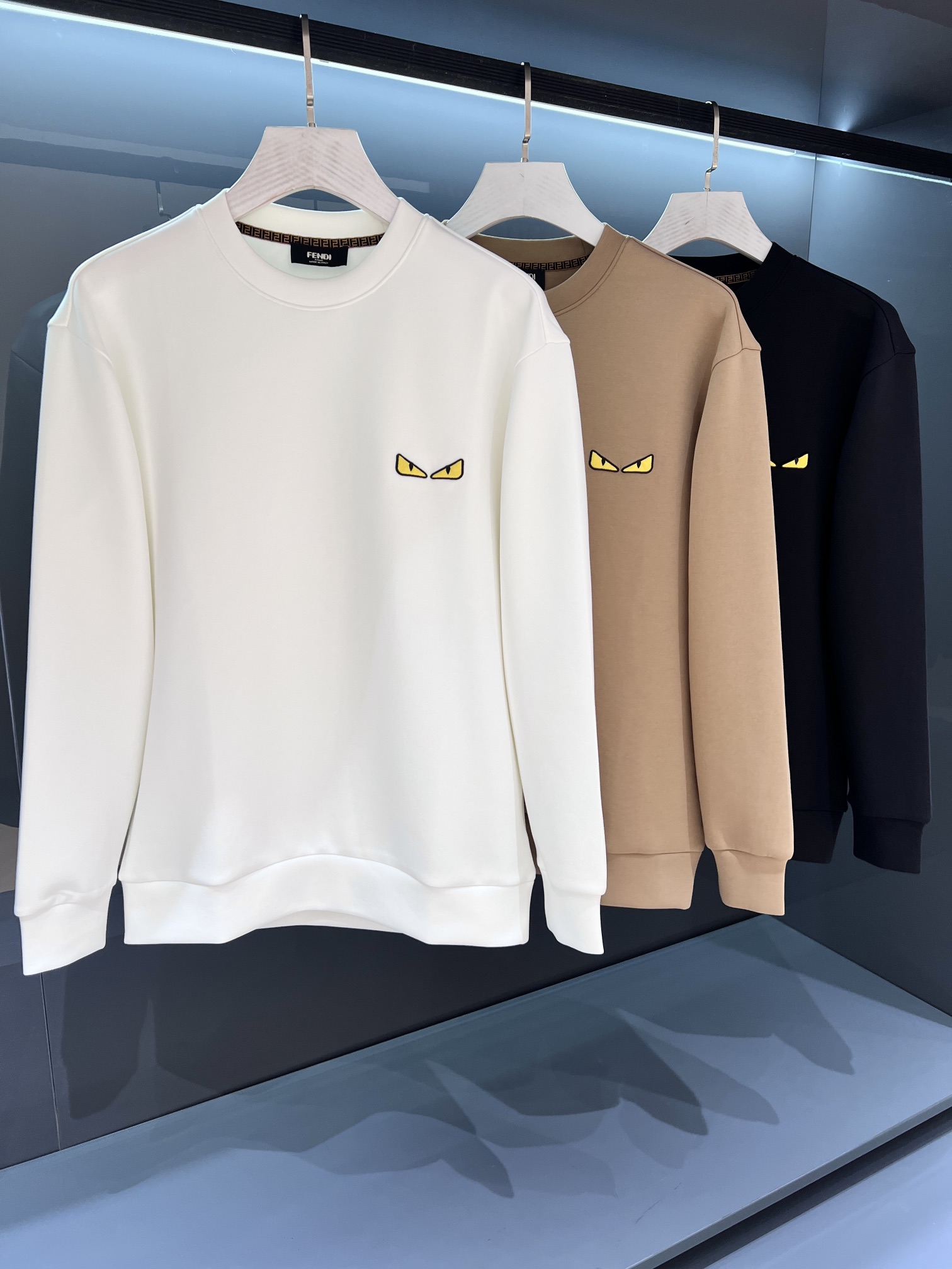 NO:503700,【New Product】FD sweatshirts. They are suitable for single wear. High-quality channels. 2025 Autumn and Winter Fe*di Eye logo round neck pullover sweatshirt. Simple and streamlined proportional cut, fashionable and dynamic highlights youthful vitality. Customer-supplied knitted terry cotton material, delicate and rich texture is higher than ordinary knitted cotton and terry cotton. The inner inside is as flat, orderly and meticulous as scales. A versatile product for spring, autumn and winter. The FD Roma logo created by the new digital machine embroidery process has a thick texture, a more uniform and beautiful color, and a clear edge and angle three-dimensional feeling shows lazy and casualness, youthful vitality. Color white/coffee/black Size S/M/L/XL S shoulder width 43 bust 106 64 long sleeves 63, hoodie, sweatshirts, alexander wang19860909【新品】 时髦FD卫衣.单穿内搭皆适宜.渠道精品.2025秋冬Fe*di 眼睛标识圆领套头卫衣 简约精简的比例化裁剪,时尚动感彰显年轻活力.客供针织毛圈棉材质,细腻丰润的质感高于普通材质的针织棉及毛圈棉.内里如鳞甲般平整有序细致入微.春秋冬三季的百搭圣品.全新数械刺绣工艺打造的FD Roma标识,质感厚实,丝丝缕缕色泽更为均匀靓丽,棱角分明立体感十足彰显慵懒随性,年轻活力 颜色白色/咖色/黑色 尺码S/M/L/XL S肩宽43胸围106衣长64袖长63,,hoodie,sweatshirts,alexander wang,Men's clothing