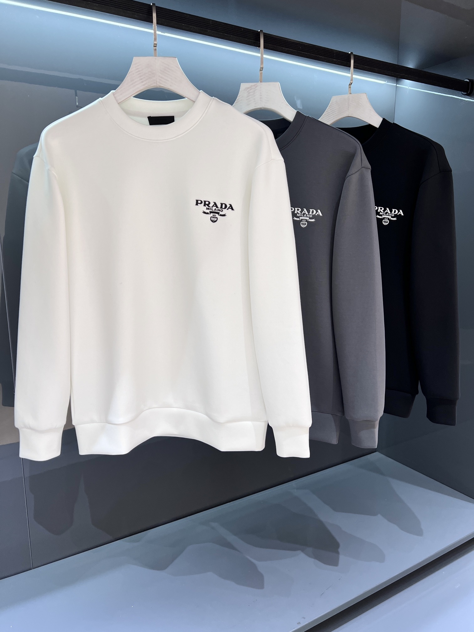 NO:503683,[New Product] Channel Order 2025 Autumn and Winter Pr*da Milano Men's Badge Logo Pullover Sweatshirt Classic OS style, simple without losing style. Daily sports and casual business has no pressure... Customer-supplied customized knitted cotton, made through mini knitted three-dimensional process, super texture, breathable and comfortable, with soft details and soft touch, the first choice for single-wearing inner wear! The new PD Milano badge logo is unique, using new offset printing technology and melt-iron printing treatment, showing the new posture and pattern characteristics. The texture is extraordinary and constantly glued. The tight rib knitted neckline is neat and detailed without deformation, and the exquisite craftsmanship is impeccable. Color white/black/grey Size S/M/L/XL S Shoulder width 43 bust 106 Long 65 Sleeve length 63, hoodie, sweatshirts, alexander wang19860909【新品】 渠道订单 2025秋冬Pr*da Milano男士徽章标识套头卫衣 经典OS版型,简约而不失格调.日常运动休闲商务毫无压力...客供定制针织棉,经由微型针织立体工艺过程制作,质感超强,透气舒适,细节感和触感柔更是无敌,单穿内搭首选!全新PD Milano徽章标识别具特色,采用新式胶印技术及融烫印花处理,尽显全新姿态型格特色.,质感非凡,不断胶.严密罗纹针织领口工整细致不变型,精湛的工艺无懈可击. 颜色白色/黑色/灰色 尺码 S/M/L/XL S肩宽43胸围106衣长65袖长63,,hoodie,sweatshirts,alexander wang,Men's clothing