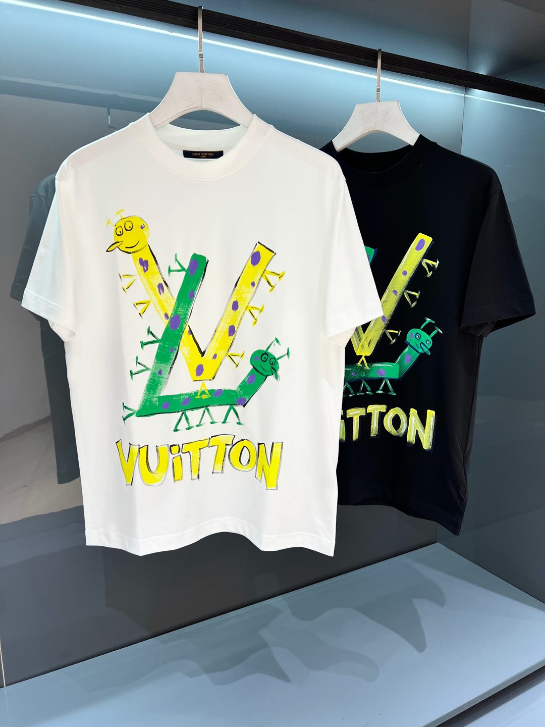 NO:468069,【New Product】A channel product. SS spring and summer new product 'Donkey Brand' limited men's round neck short-sleeved T-shirt pattern is the hottest season. The exquisite three-dimensional cutting design technology has made the hottest icon... Customer-supplied ALUMO plain cotton, precious fiber fabric is finely tailored. The texture is light and soft. It is more comfortable and breathable, and it is anti-static. The special way to express fashion trends and highlight unique personality. The pattern is infectious and outstanding in color. The flip effect label is branded behind the brand identity is also a major highlight of the latest series. Color: white/black Size S/M/L/XL/2XL S Shoulder width 44 bust 104 long 67 sleeve length 21, louis vuitton, T-shirt,tees, t-shirt,alexander wang19860909【新品】业界良心推荐 渠道性货品.SS春夏新品“驴牌”限定男士圆领短袖T恤 图案是本季的热门.立体裁剪设计精湛的工艺技术成就最火最潮的icon...客供ALUMO平纹棉,珍贵纤维面料精细裁制而成.质感轻盈柔软细腻.舒适透气性更为强大,抗静电. 特殊的方式表达时尚潮流,彰显独特个性.图案感染力强大,色泽出众.翻转效果标签于背后烙印品牌身份也是最新系列的一大靓点.  颜色:白色/黑色 尺码S/M/L/XL/2XL S肩宽44胸围104衣长67袖长21,,louis vuitton,T-shirt,tees，t-shirt,alexander wang,Men's clothing