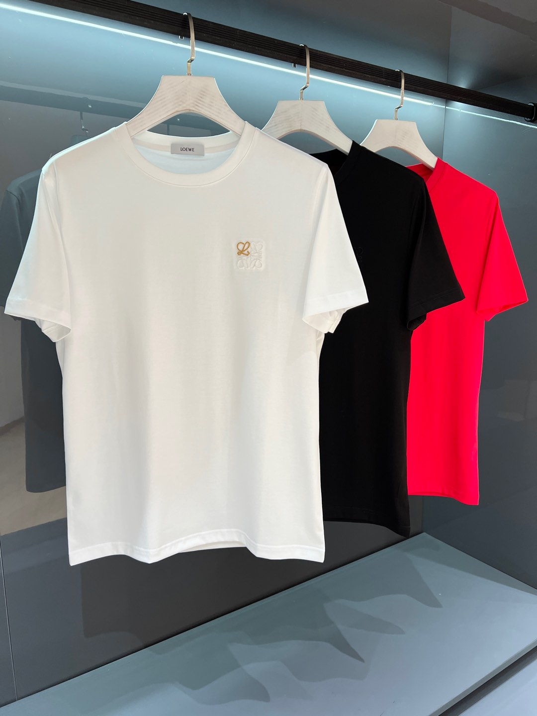 NO:123305,【New Product】The snake year limited edition new way to interpret exquisite craftsmanship, luxurious encounter with vibrant lines 2025SS spring and summer new product Lo*we couple's spray-painted round neck short-sleeved T-shirt The latest color has the latest fashion! The unique color charm infinitely extends the unique charm of trendy fashion. The customer-supplied worsted island cotton has the characteristics of the weaving cotton surface that is more delicate and has no scattered flaws, breathable and comfortable, and soft and delicate. The ribbed collar ring workwear is delicate, the background color adopts a spray-painted design, highlighting the three-dimensional fashion sense, highlighting the new style that is brilliant... Color white/black/red Size M/L/XL/2XL/3XL M Shoulder width 43 bust 100 Long 67 Sleeve length 22, T-shirt,tees,t-shirt,alexander wang19860909【新品】蛇年限定款全新方式演绎精湛工艺,奢华的邂逅充满活力的线条 2025SS 春夏新品 Lo*we 情侣款喷绘圆领短袖T恤 最新配色拥有最新的时尚!独特的色彩魅力无限延伸了潮流时装的别样韵味. 客供精纺海岛棉,特点在于织造棉面更为细腻无任何零散瑕疵,着身透气舒适,手感柔软细腻. 罗纹领圈工装细致,底色采用喷绘式设计,彰显立体时尚感,突出出镜出彩的全新风格… 颜色白色/黑色/红色 尺码M/L/XL/2XL/3XL M肩宽43胸围100衣长67袖长22,,T-shirt,tees，t-shirt,alexander wang,Men's clothing