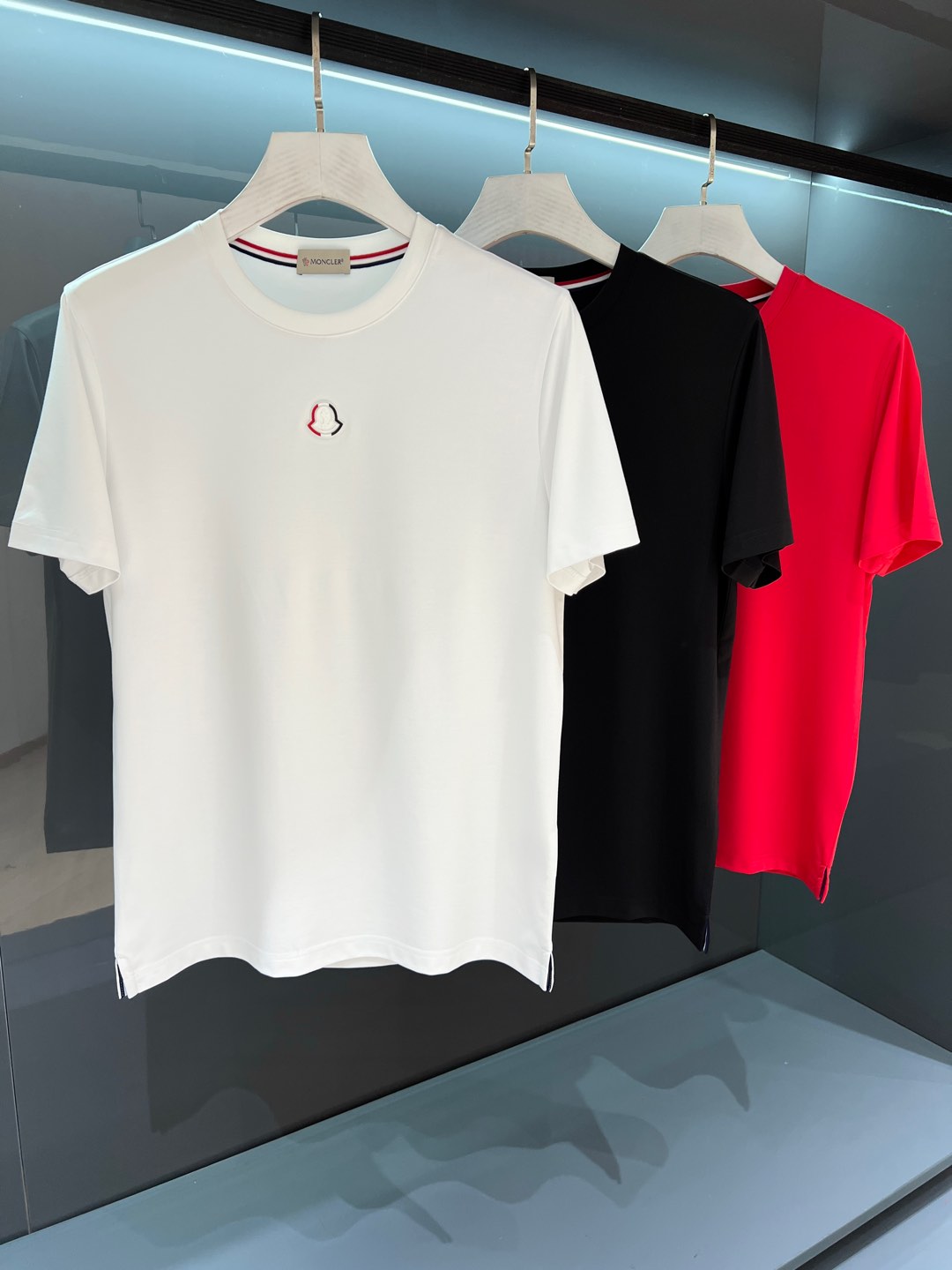 NO:123311,【New Product】Mon*ler Men's round neck short-sleeved T-shirt 2025SS Spring and Summer New Product The effect is simpler and neat, adding a unique style to the fashionable look... The inner wear is perfectly displayed! Embroidered logo design The front logo shows full personality. The texture is delicate and full, and the color is flawless. The perfect work... The extremely breakthrough innovative concept and fashion design are a pot of composing the same style as ever, and the most interesting trendy and fashionable. This summer's Nice focus short T. Color: White/Black/Red Size M/L/XL/2XL/3XL M Shoulder width 43 bust 100 Long 67 Sleeve length 20, T-shirt,tees, t-shirt,alexander wang19860909【新品】Mon*ler 男士圆领短袖T恤 2025SS春夏新品 效果更为简约利落,为时尚造型增添一抹独特风采...单穿内搭完美展现! 刺绣标徽设计 正面标识彰显十足个性.纹理细腻饱满,色泽艳丽无暇.完美之作… 极为突破性的创新理念与时装设计共冶一炉,前所未有的玩味潮流时尚,今夏最Nice的焦点短T. 颜色:白色/黑色/红色 尺码M/L/XL/2XL/3XL M肩宽43胸围100衣长67袖长20,,T-shirt,tees，t-shirt,alexander wang,Men's clothing