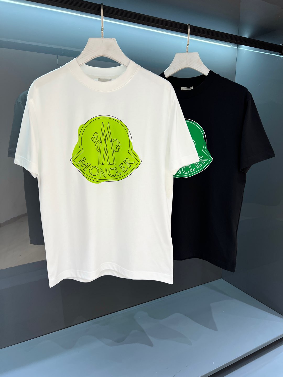 NO:464105,【New Product】Mon*ler Men's round neck short-sleeved T-shirt 2025SS Spring and Summer New OS loose style The effect is simpler and neat, adding a unique style to the fashionable look... The single-wear inner layer is perfectly displayed! Embroidered logo design The front logo shows full personality. The texture is delicate and full, and the color is flawless. The perfect work... The extremely breakthrough innovative concept and fashion design are a pot of fun and trendy style, and the most beautiful focus of this summer is short T. Color: white/black Size S/M/L/XL/2XL S Shoulder width 43 bust 104 Long 68 Sleeve length 21, T-shirt,tees, t-shirt,alexander wang19860909【新品】Mon*ler 男士圆领短袖T恤 2025SS春夏新品OS宽松版型 效果更为简约利落,为时尚造型增添一抹独特风采...单穿内搭完美展现! 刺绣标徽设计 正面标识彰显十足个性.纹理细腻饱满,色泽艳丽无暇.完美之作… 极为突破性的创新理念与时装设计共冶一炉,前所未有的玩味潮流时尚,今夏最Nice的焦点短T. 颜色:白色/黑色 尺码S/M/L/XL/2XL S肩宽43胸围104衣长68袖长21,,T-shirt,tees，t-shirt,alexander wang,Men's clothing