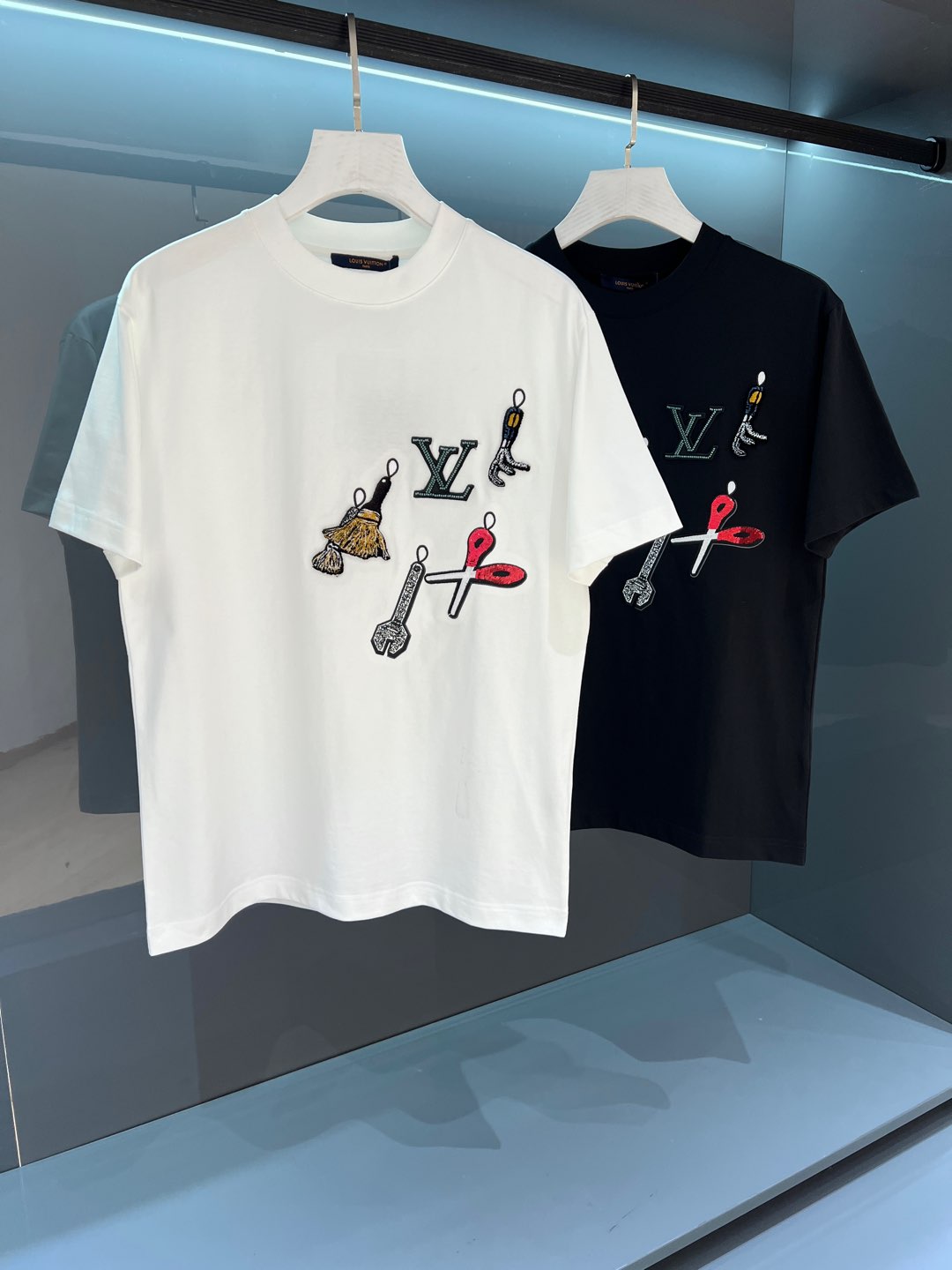 NO:122661,[New Product] 2025SSV printed embroidered logo letter round neck OS short-sleeved T-shirt with brand iconic elements as the design feature, fashionable and elegant and charming item. It has achieved the most popular and trendy icon... Imported Italian imitation cotton fabric, soft and delicate, comfortable and breathable on the upper body, equipped with a high process of standardized cutting, so that the shape is really rare! The front is decorated with a new barcode and the 