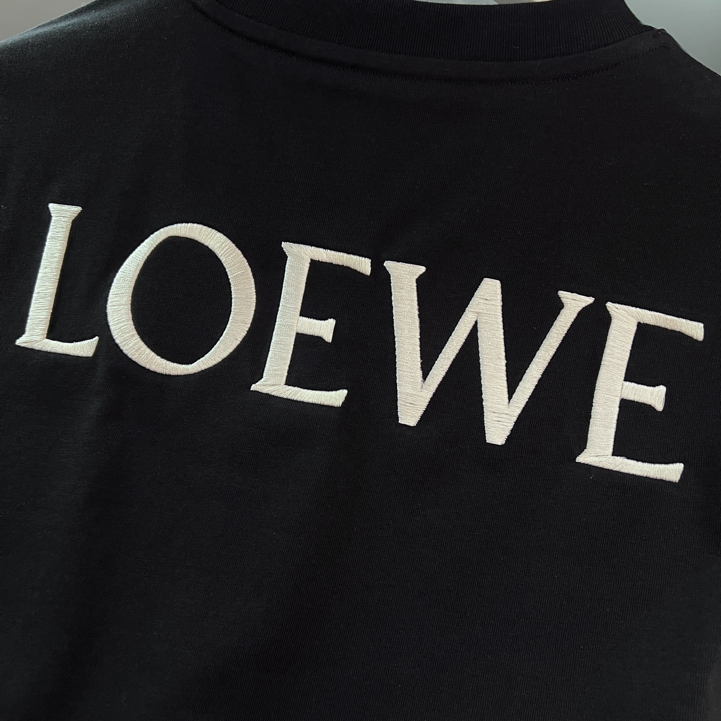   【新品】2025 春夏🆕Lo*we Anagram刺绣短袖T恤 

最新的时尚气质将魅力无限延伸时装