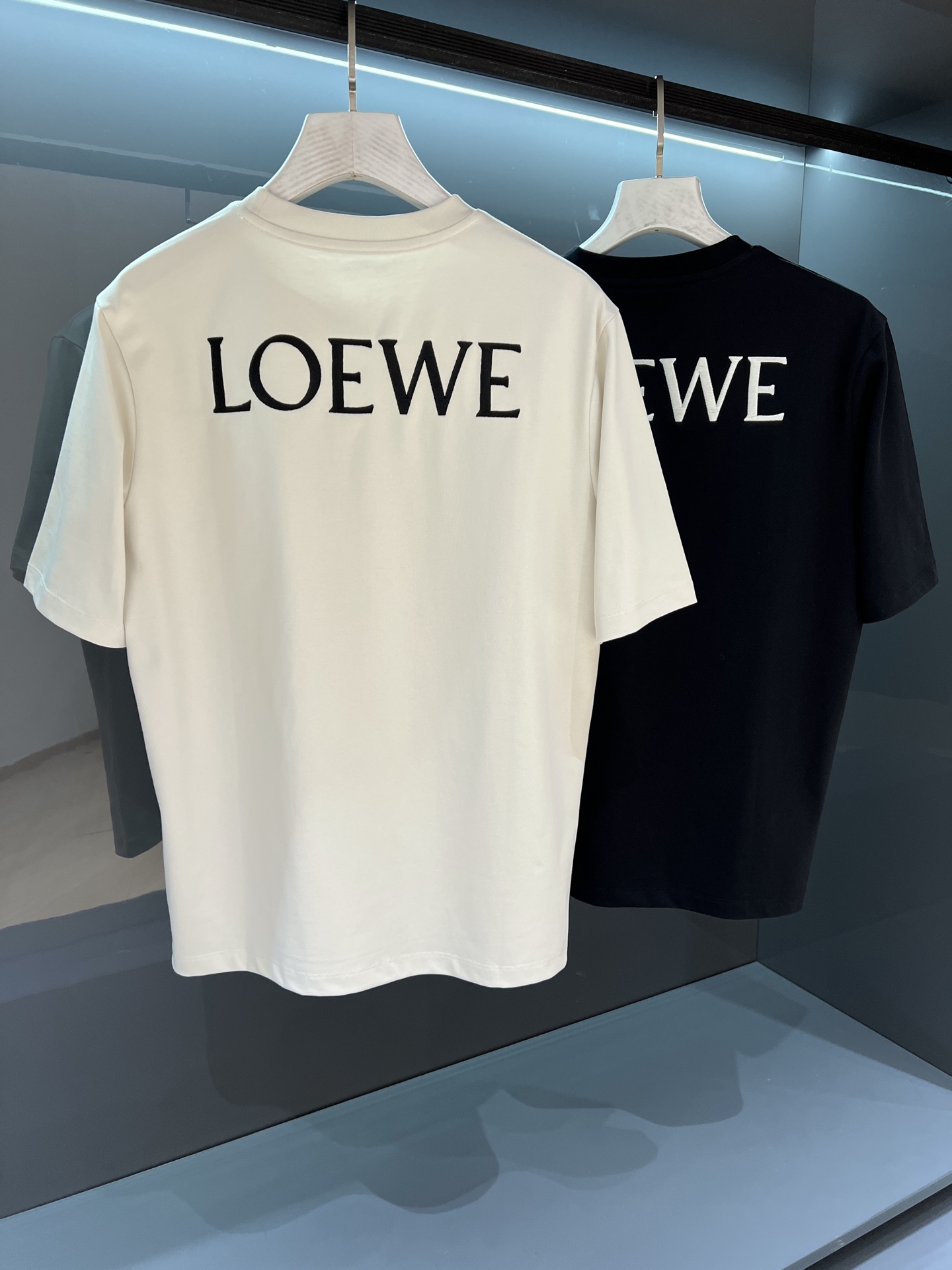   【新品】2025 春夏🆕Lo*we Anagram刺绣短袖T恤 

最新的时尚气质将魅力无限延伸时装