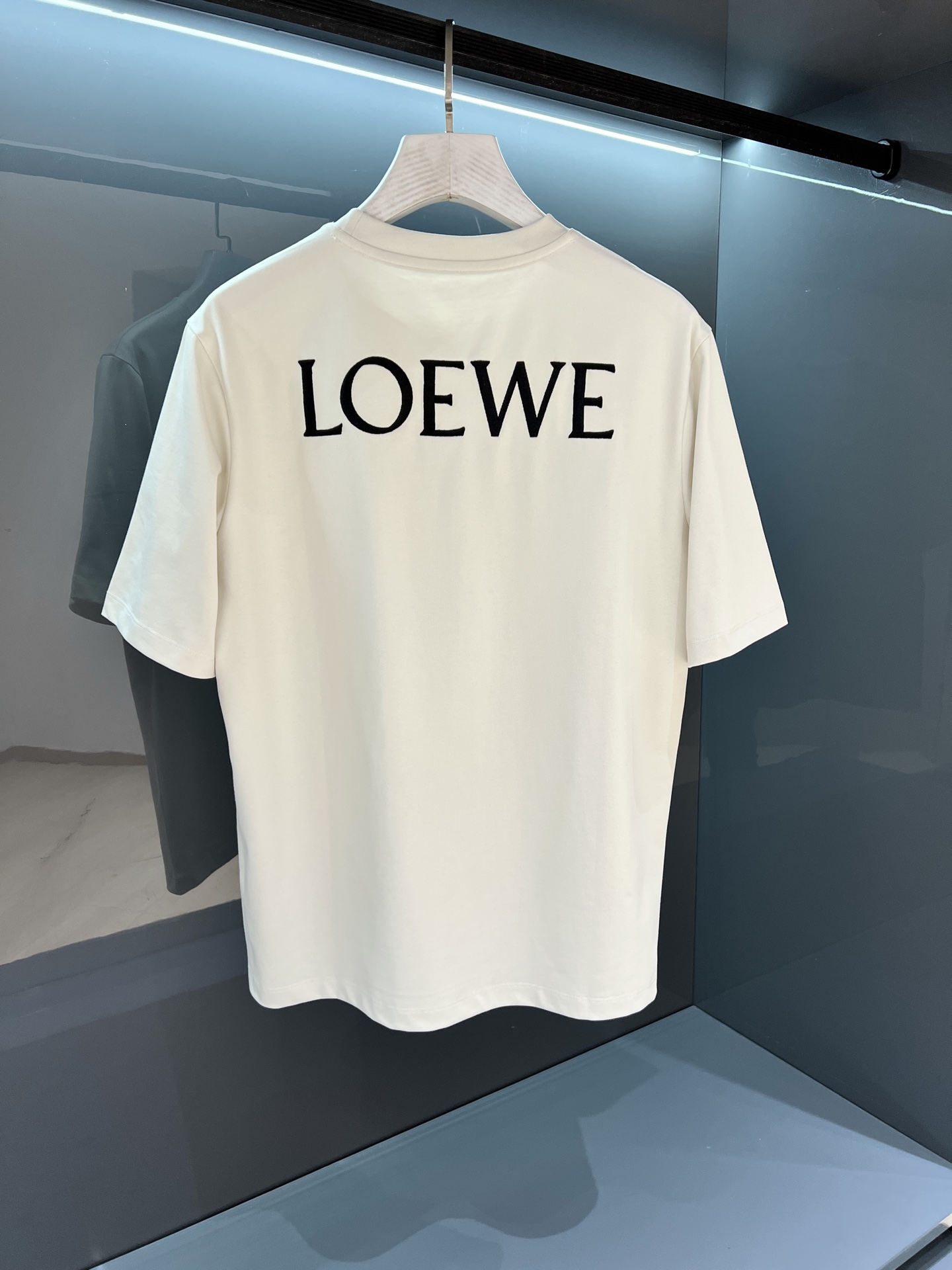   【新品】2025 春夏🆕Lo*we Anagram刺绣短袖T恤 

最新的时尚气质将魅力无限延伸时装