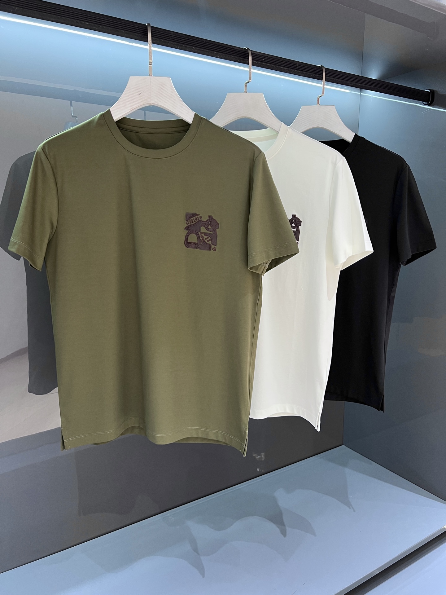 NO:152329,[New Product] HER25SS Spring and Summer New Men's Round Neck Embroidered Short-Sleeve T-Shirt Classic Dragon Beast Print Casual Pullover Short-Sleeve T-Shirt!  Trading companies have sparse channels and are on sale on the leading official website!  H Home 2025 SST Shirt will bring you a different dressing experience, showing your unique personality and taste in daily life, so you can have one!  This T-shirt is made of worsted jersey cotton, with a soft and delicate feel, moderate thickness and a crisp and fashionable silhouette!  The ingredients of this T-shirt are cotton, comfortable and breathable!  The contrasting leather logo with the H logo on the chest and the brightly colored dragon beast pattern decoration are made using imported digital printing technology, which is very fashionable and pleasing to the eye!  These designs are not only creative, but also symbolize the new year and new atmosphere, adding a festive atmosphere to you!  In terms of style, it is a casual and loose style, with a simple and versatile design for men and women. Whether it is matched with jeans or sweatpants, it can show a fashionable and casual style!  This T-shirt not only focuses on comfort and texture, but also tastes quite delicious in fashion elements!  Color green/black/white Size M/L/XL/2XL/3XL M Shoulder width 44 bust 100 Long 68 Sleeve length 21, jeans, T-shirt,tees, t-shirt,alexander wang19860909【新品】HER25SS春夏新品男士圆领刺绣短袖T恤 经典龙兽印花休闲套头短袖T恤衫！贸易公司渠道稀出,领先官网发售！ H家2025SST恤将为您带来别样的穿着体验,在日常生活中展现出独特个性和品位,赶快拥有一件吧！ 这款T恤采用精纺平纹针织棉布制成,手感柔软细腻,厚度适中既挺括又保持潮流的廓形！这款T恤的成分是全棉,舒适透气！胸前饰有H标识的撞色皮标和色彩鲜艳的龙兽图案装饰,采用进口数码印花技术制作,非常时尚养眼！ 这些设计不仅富有创意,还寓意着新年新气象,为您增添喜庆氛围！版型方面是休闲宽松版型,简约百搭男女同款设计,无论是搭配牛仔裤还是运动裤,都能展现出时尚休闲的风格！这件T恤不仅注重舒适性和质感,在时尚元素上也颇具品味！ 颜色绿色/黑色/白色 尺码M/L/XL/2XL/3XL M肩宽44胸围100衣长68袖长21,,jeans,T-shirt,tees，t-shirt,alexander wang,Men's clothing