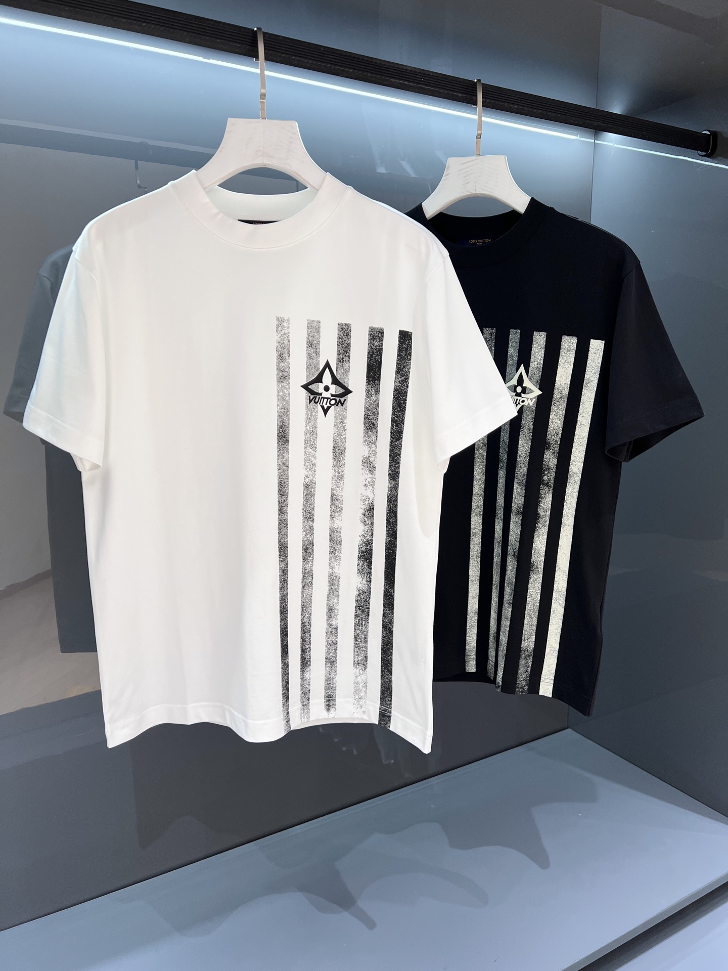 NO:159001,【New Product】SSV printed logo letter round neck OS short-sleeved T-shirt with brand iconic elements as the design feature, fashionable and elegant and charming item. Imported Italian fine imitation cotton fabric, soft and delicate touch, comfortable and breathable on the upper body, equipped with a high process of standardized cutting, so that the shape is really rare! The front is decorated with a brand new barcode and the 