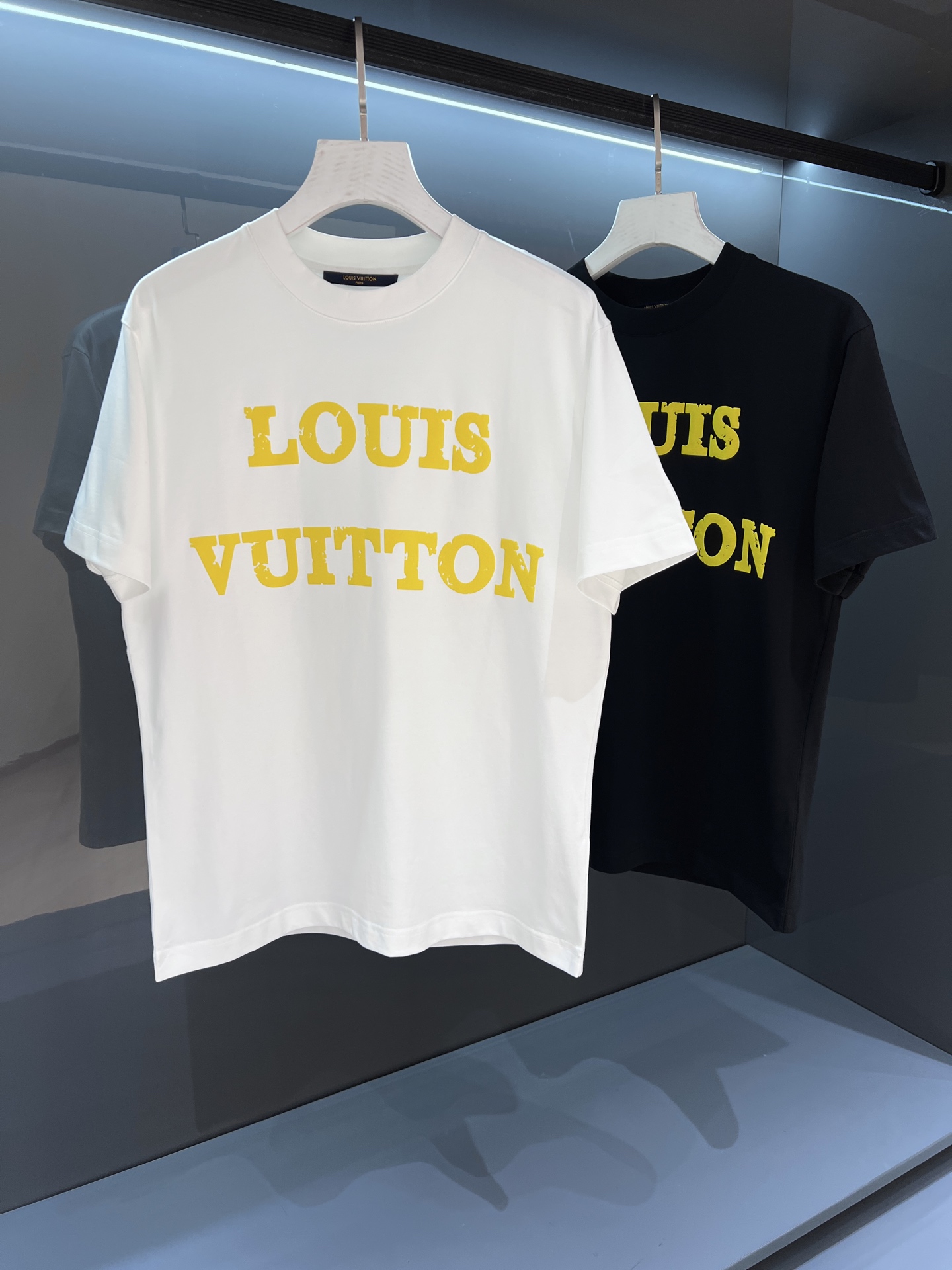 NO:464119,[New Product] 2025SSV printed logo letter round neck OS short-sleeved T-shirt with brand iconic elements as the design feature, fashionable and elegant and charming item. Imported Italian fine imitation cotton fabric, soft and delicate touch, comfortable and breathable on the upper body, equipped with a high process of standardized cutting, so that the shape is really rare! The front is decorated with a brand new barcode and the 'Donkey Brand' logo. The colorful Monogram letter pattern is revealed. Create a fashionable and fashionable atmosphere! It adopts Italian active coloring hot-melt printing fancy craftsmanship, with delicate and full texture and flawless color. Perfect work... Color white/black Size S/M/L/XL/2XL S Shoulder width 46 bust 104 Long 68 Sleeves 22,,louis vuitton, T-shirt,tees, t-shirt,alexander wang19860909【新品】 2025SSV登印花标识字母圆领OS短袖T恤 以品牌标志性的元素做为设计特色,时尚高雅魅力的单品. 进口意大利精仿棉面料,手感柔软细腻上身舒适透气,配备了标准化裁剪的高工艺流程才得以造型实为难得! 正面点缀全新条形码与“驴牌”标识即现的缤纷Monogram字母大图案. 营造潮流时尚的氛围效果!采用采用意大利活性着色热熔印花式工艺,纹理细腻饱满,色泽艳丽无暇.完美之作…… 颜色白色/黑色 尺码S/M/L/XL/2XL S肩宽46胸围104衣长68袖长22,,louis vuitton,T-shirt,tees，t-shirt,alexander wang,Men's clothing