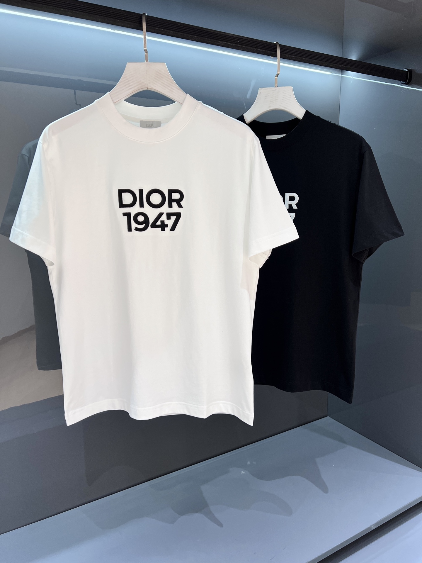 NO:464288,【New Product】 Classic CD embroidery 47 channels create a contemporary atmosphere. 2025SS summer new product Di*r logo embroidered short-sleeved T-shirt Superior fashion charm style and unique artistic atmosphere. Guest-supplied dense knitted cotton fabric, delicate and orderly knitting technology retains the original soft texture, clear skin and exquisite craftsmanship, and the texture of the weaving surface is the most powerful proof. The brand new exquisite embroidery brand expresses the sense of fusion between agility and is unique. The fine stitching technology, ribbed round neck matching V-neck noodles make the classic 'forgeer' extending fashion inspiration. Color: black/white Size S/M/L/XL/2XL S Shoulder width 43 bust 100 long 67 sleeves 21, T-shirt,tees, t-shirt,alexander wang19860909【新品】经典CD 刺绣47渠道精品缔造当代气息.2025SS夏季新品 Di*r 标识刺绣短袖T恤 高超的时尚魅力风范,特立独行的艺术气息. 客供密纺针织棉面料,细腻有序的针织工艺保留了最初的那份柔软质感,清肤透爽,工艺考究,织面的质感就是最有力的证明. 全新精美刺绣品牌标识表达了灵动之间的融合感,别具匠心.缝合技术精细度,罗纹圆领搭配 V 领缉面线成就经典的“锻造者”延伸时尚灵感. 颜色:黑色/白色 尺码S/M/L/XL/2XL S肩宽43胸围100衣长67袖长21,,T-shirt,tees，t-shirt,alexander wang,Men's clothing