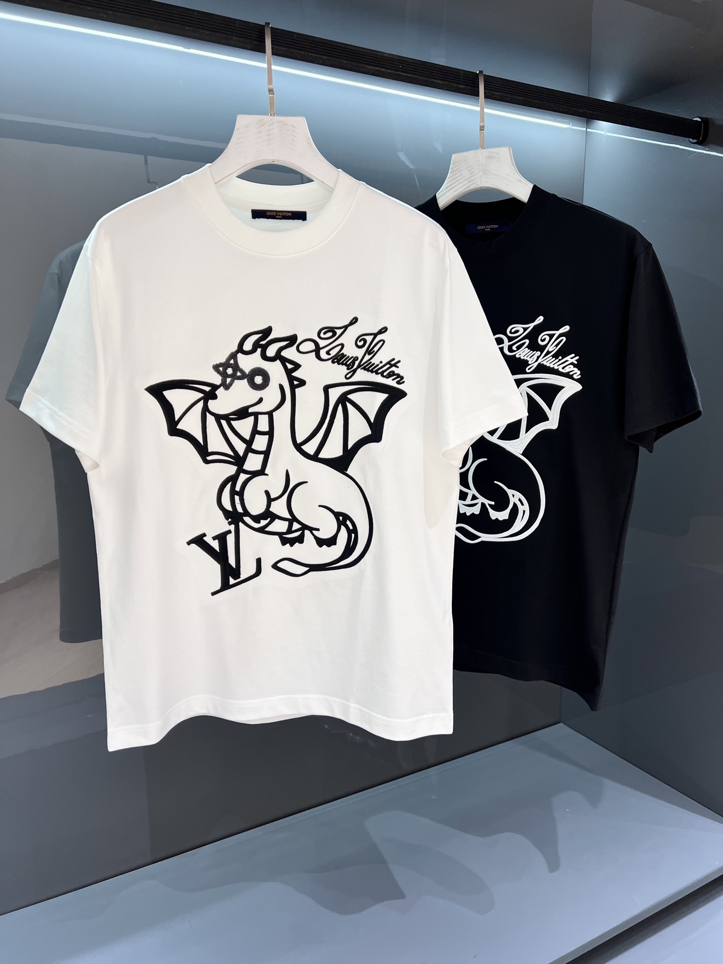 NO:468054,[New Product] 2025SSV printed embroidered logo letter round neck OS short-sleeved T-shirt with brand iconic elements as the design feature, fashionable and elegant and charming item. It has achieved the most popular and trendy icon... Imported Italian fine imitation cotton fabric, soft and delicate, comfortable and breathable on the upper body, equipped with a high process of standardized cutting, so that the shape is really rare! The front is decorated with a new barcode and the 'Donkey Brand' logo. The colorful Monogram letter pattern is revealed. Create a fashionable and fashionable atmosphere! It adopts Italian active coloring hot-melt printing fancy craftsmanship, with delicate and full texture and flawless color. Perfect work... Color white/black Size S/M/L/XL/2XL S Shoulder width 46 bust 102 long 68 sleeves 22,,louis  vuitton, T-shirt,tees, t-shirt,alexander wang19860909【新品】 2025SSV登印花刺绣标识字母圆领OS短袖T恤 以品牌标志性的元素做为设计特色,时尚高雅魅力的单品.成就最火最潮的icon... 进口意大利精仿棉面料,手感柔软细腻上身舒适透气,配备了标准化裁剪的高工艺流程才得以造型实为难得! 正面点缀全新条形码与“驴牌”标识即现的缤纷Monogram字母大图案. 营造潮流时尚的氛围效果!采用采用意大利活性着色热熔印花式工艺,纹理细腻饱满,色泽艳丽无暇.完美之作…… 颜色白色/黑色 尺码S/M/L/XL/2XL S肩宽46胸围102衣长68袖长22,,louis vuitton,T-shirt,tees，t-shirt,alexander wang,Men's clothing