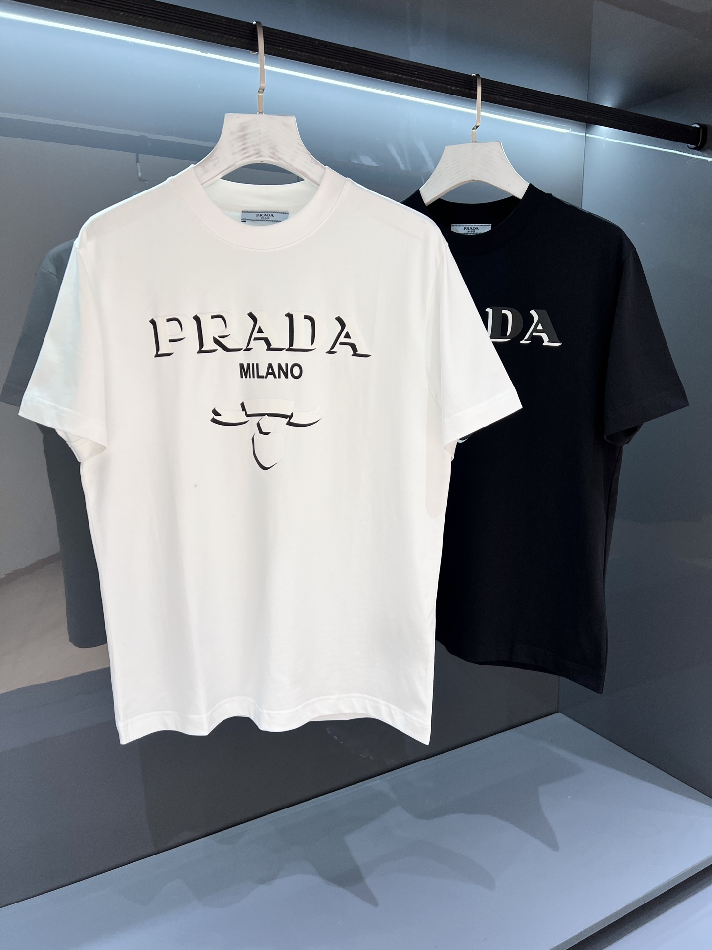 NO:122654,【New Product】OS version 2025 summer new product Pr*da Men's round neck printed letter logo Short-sleeved T-shirt. OS design and cut, both personalized and fashionable, and is inherently extraordinary. It is suitable for wearing it alone! The classic style of minimalist and casual comes from PD's new beauty, creating the most elegant casual and fashionable atmosphere. Imported customers provide knitted cotton fabrics, with an extraordinary texture experience. It is not unreasonable to claim that the most suitable for summer environmentally friendly fabrics. Light and breathable, excellent comfort, soft and delicate and more natural. The fixed-woven double-layer ribbed neckline design is designed with a flat and smooth patch and not easy to deform Color: white/black Size S/M/L/XL/2XL S Shoulder width 44 bust 102 Long 68 Sleeve length 22, T-shirt,tees,t-shirt,alexander wang19860909【新品】OS版型 2025夏季新品Pr*da 男士圆领印花字母logo 短袖T恤 .OS设计裁剪,兼具个性时尚范儿,与生俱来的不平凡.单穿内搭皆适宜! 极简休闲的经典风格来自PD新秀丽作,铸就最为优雅的休闲时尚气息. 进口客供针织棉面料,非同一般的质感体验,号称最适合夏季的环保面料不是没有道理的.轻盈透气,舒适感极佳,柔软细腻更为自然.定织型的双层罗纹领口设计,平整服贴不易变形 颜色:白色/黑色 尺码S/M/L/XL/2XL S肩宽44胸围102衣长68袖长22,,T-shirt,tees，t-shirt,alexander wang,Men's clothing