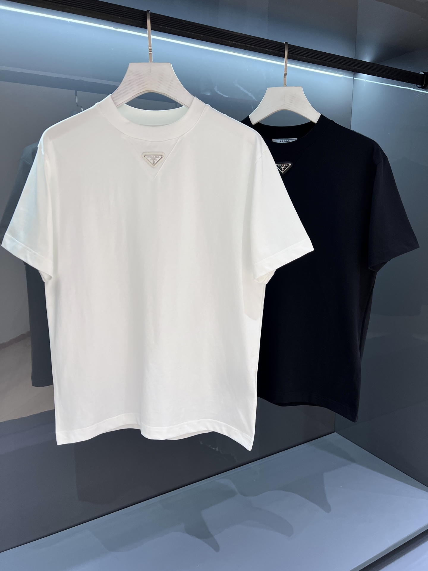 NO:122660,[New Product] 2025SS Spring and Summer New Product Pr*da Men's Printed Letter Logo Round Neck Short-Sleeve T-shirt Regular Design and Cut, Combined with a Personal Fashion Style, Innately Extraordinary. It is suitable for wearing it alone! Customer-supplied Honegger knitted cotton fabric, with an extraordinary texture experience. It is not unreasonable to claim that the environmentally friendly fabric that is most suitable for summer. It is light and breathable, has excellent comfort, and is soft and delicate. The fixed-woven double-layer ribbed neckline design is designed to make the flat and not easily deformed. The ironing metal triangle mark creates an alternative luxury and fashion atmosphere!  Color: White/Black Size S/M/L/XL/2XL S Shoulder width 43 bust 100 Long 67 Sleeve length 21, T-shirt,tees,t-shirt,alexander wang19860909【新品】2025SS春夏新品 Pr*da 男士印花字母标识圆领短袖T恤 常规设计裁剪,兼具个性时尚范儿,与生俱来的不平凡.单穿内搭皆适宜! 客供Honegger针织棉面料,非同一般的质感体验,号称最适合夏季的环保面料不是没有道理的.轻盈透气,舒适感极佳,柔软细腻更为自然. 定织型的双层罗纹领口设计,平整服贴不易变形. 烫钻金属三角标,营造出另类的奢华时尚气息！ 颜色:白色/黑色 尺码S/M/L/XL/2XL S肩宽43胸围100衣长67袖长21,,T-shirt,tees，t-shirt,alexander wang,Men's clothing